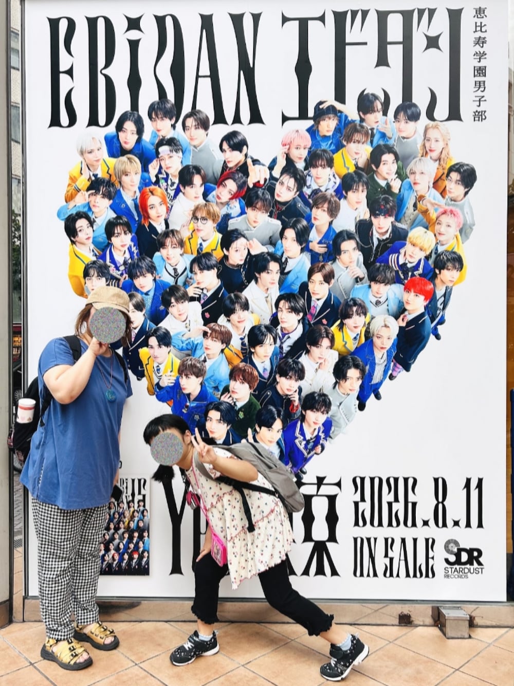 ブルー系のTシャツ/カットソー、ホワイト系のパンツ、ベージュ系のサンダルを着用したレディースの夏コーディネートの1枚目の写真