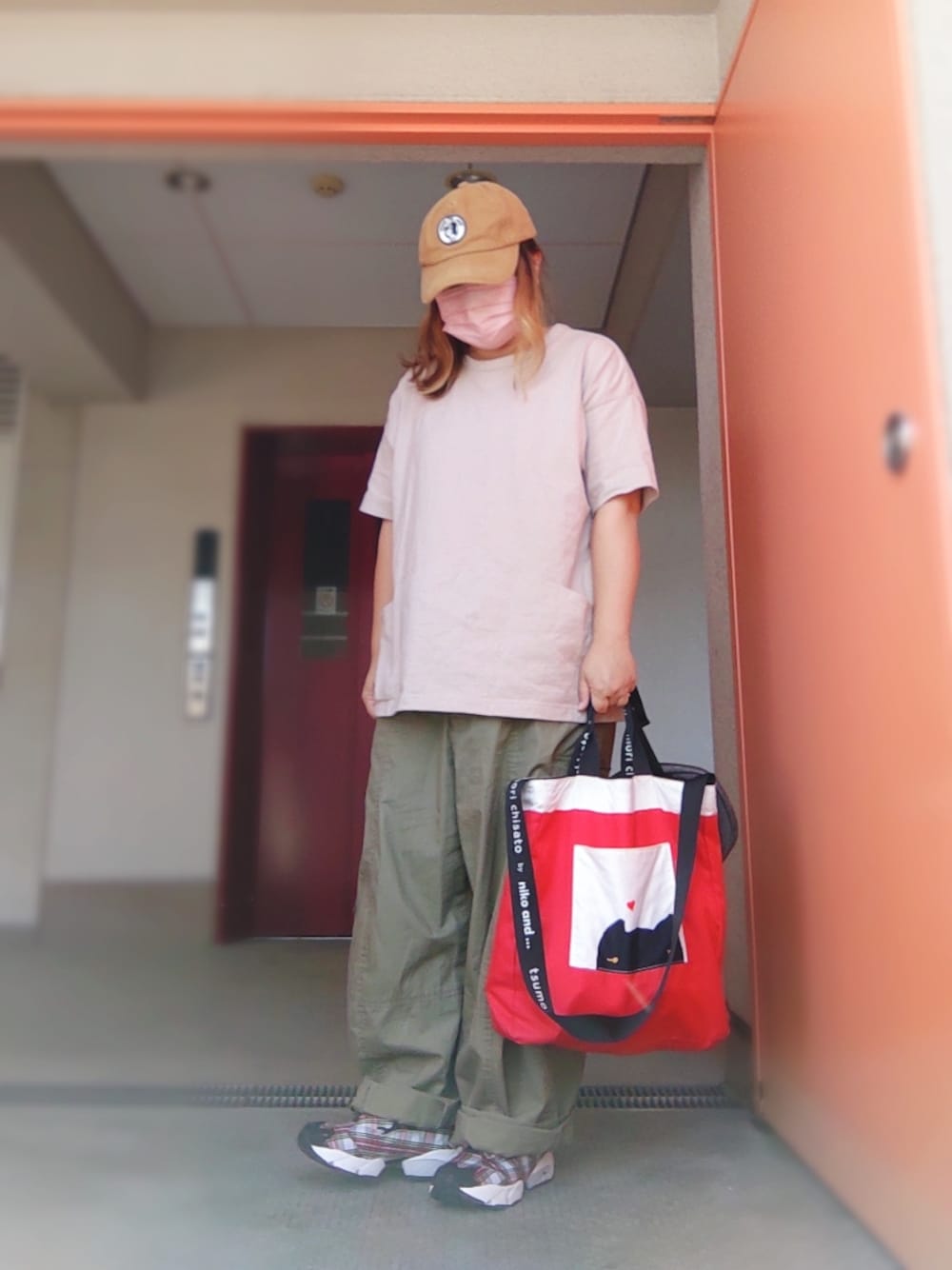 ベージュ系のTシャツ/カットソー、グリーン系のカーゴパンツ、その他のトートバッグを着用したレディースの秋コーディネートの1枚目の写真