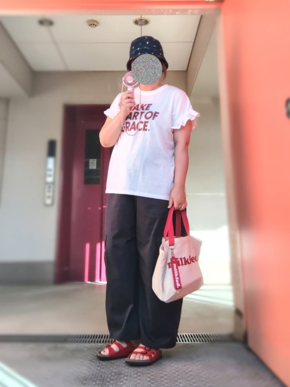 ホワイト系のTシャツ/カットソー、グレー系のカーゴパンツ、レッド系のトートバッグを着用したレディースの夏コーディネートの1枚目の写真