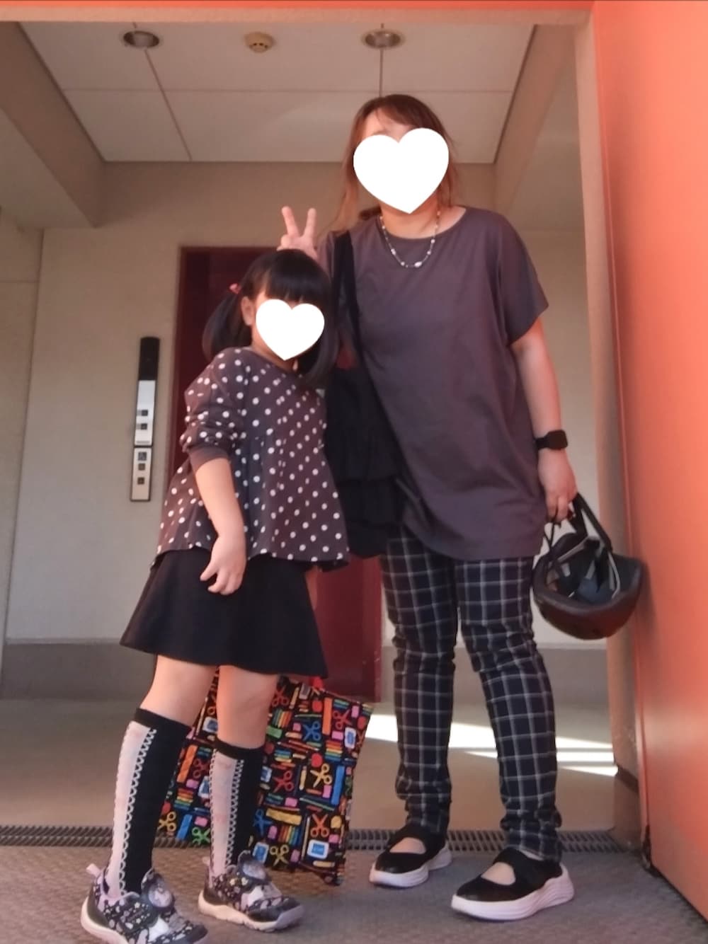 グレー系のTシャツ/カットソー、ブラック系のトートバッグ、ブラック系のその他パンツを着用したレディースの春コーディネートの1枚目の写真