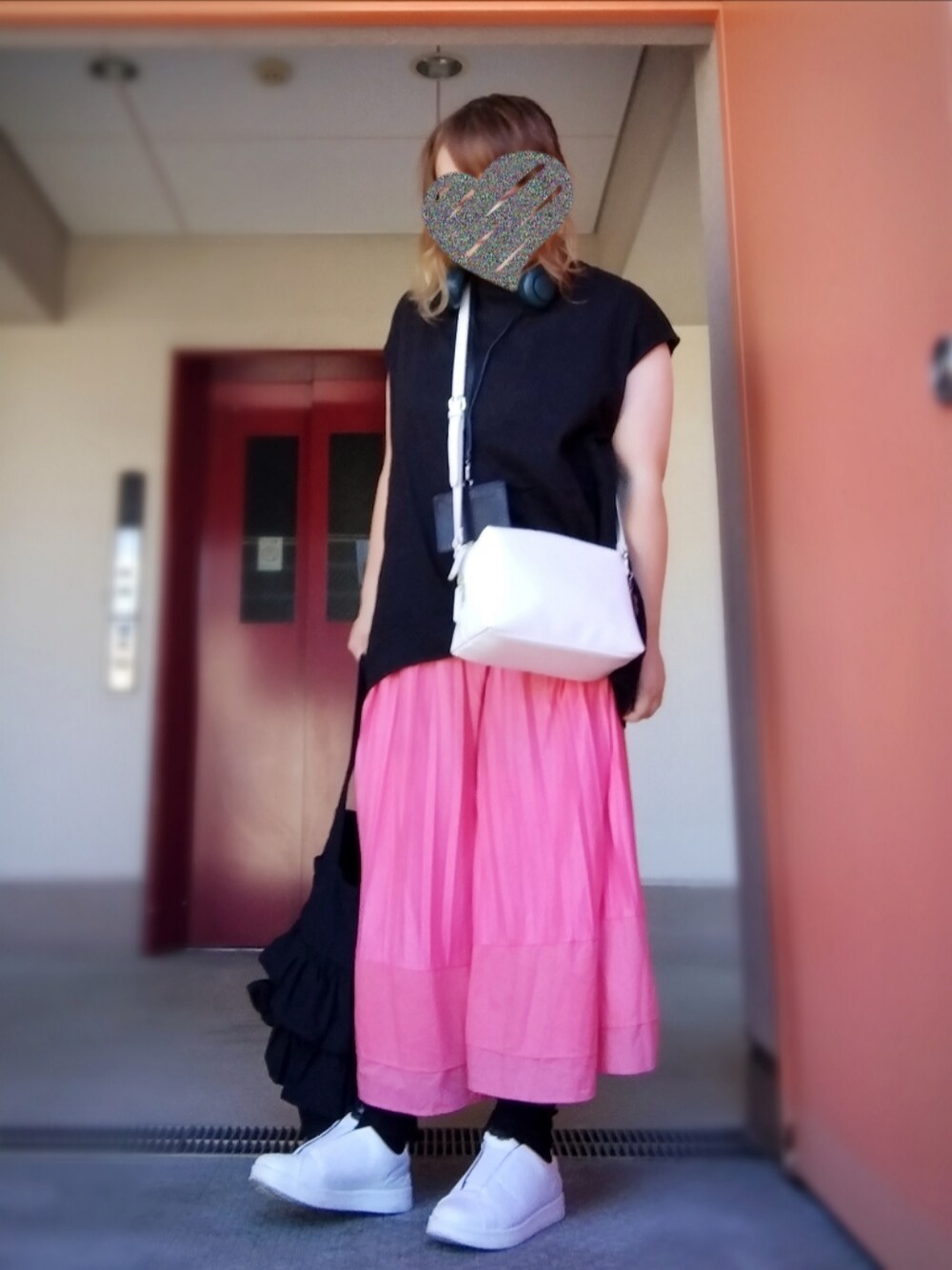 ブラック系のTシャツ/カットソー、ホワイト系のショルダーバッグ、ピンク系のその他パンツを着用したレディースの夏コーディネートの1枚目の写真