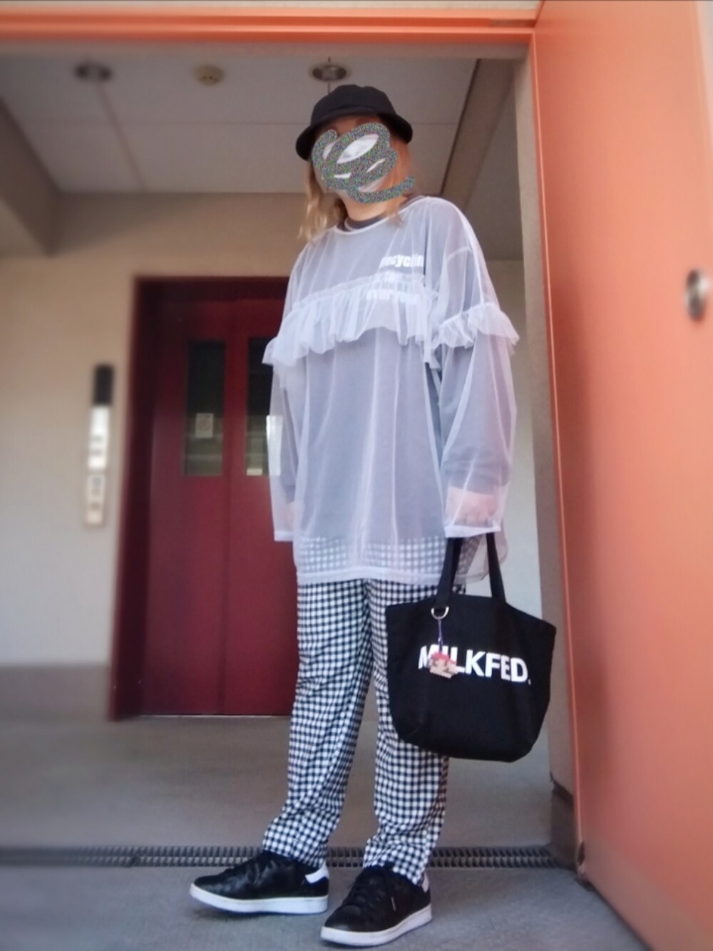 グレー系のTシャツ/カットソー、グレー系のTシャツ/カットソー、ホワイト系のパンツを着用したレディースの秋コーディネートの1枚目の写真