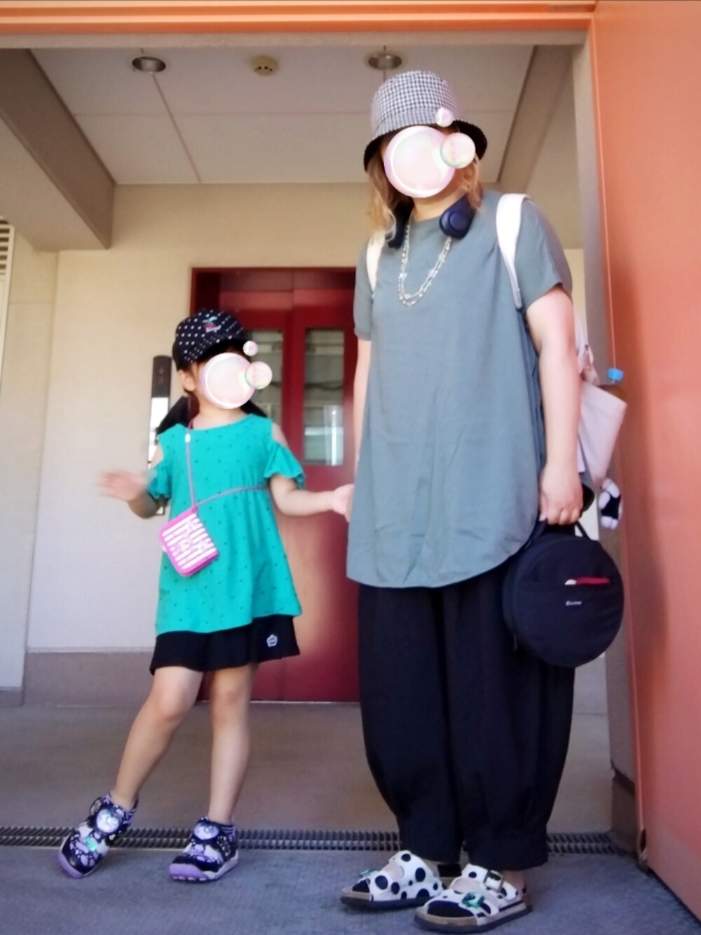 グリーン系のTシャツ/カットソー、ブラック系のその他パンツ、ホワイト系のサンダルを着用したレディースの夏コーディネートの1枚目の写真