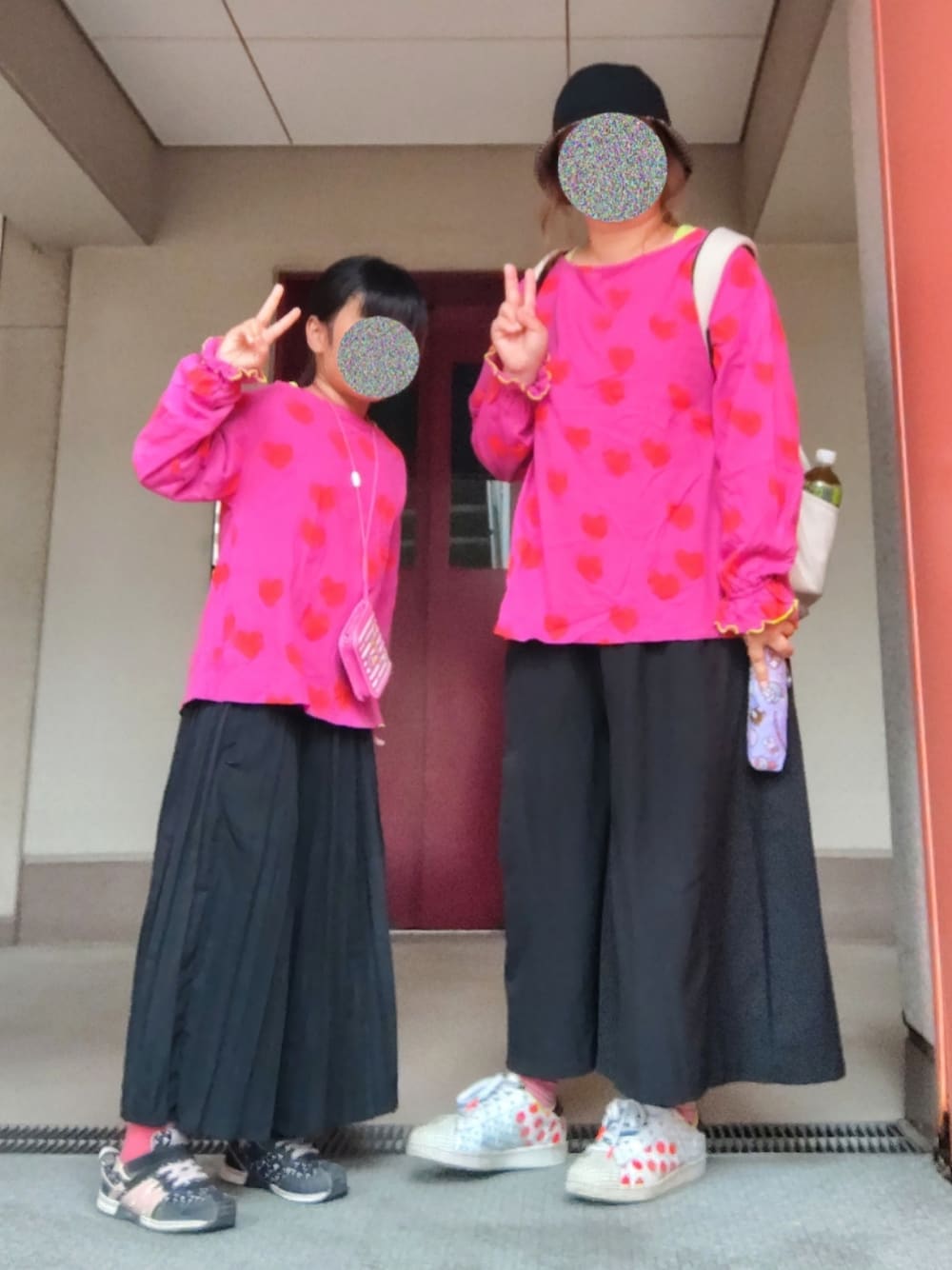 ピンク系のTシャツ/カットソー、ピンク系のTシャツ/カットソー、ブラック系のその他パンツを着用したレディースの秋コーディネートの1枚目の写真