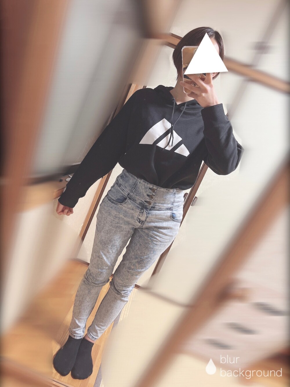 「春コーデ、シンプルコーデ、adidas、アディダス、デニムパンツ」｜「adidasのアディダス adidas WFI3Bフーディー（パーカー、ブラック系）」を使った、yukoさん（レディース・158cm）の春コーディネートの1枚目の写真
