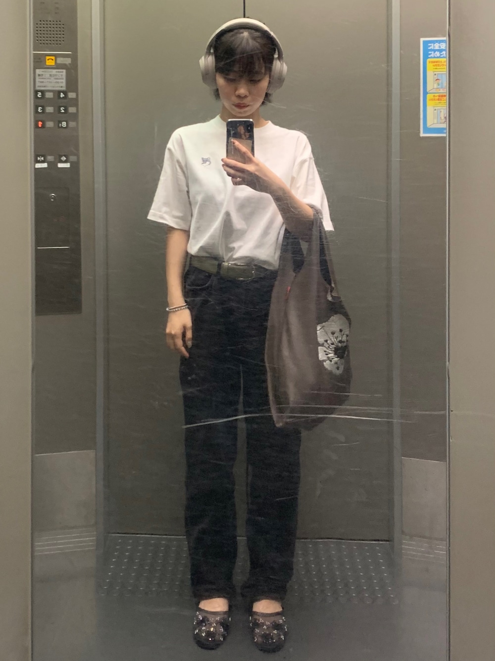 「休日スタイル、サンダルコーデ、シンプル、プチプラ、ootd、デニムパンツ、オトナカジュアル、ラフ、ベルト、ヘッドホン、パーマ」｜「ems exciteのフラワーメッシュサンダル（サンダル、ブラック系）」を使った、ミカンさん（レディース・157cm）の夏コーディネートの1枚目の写真