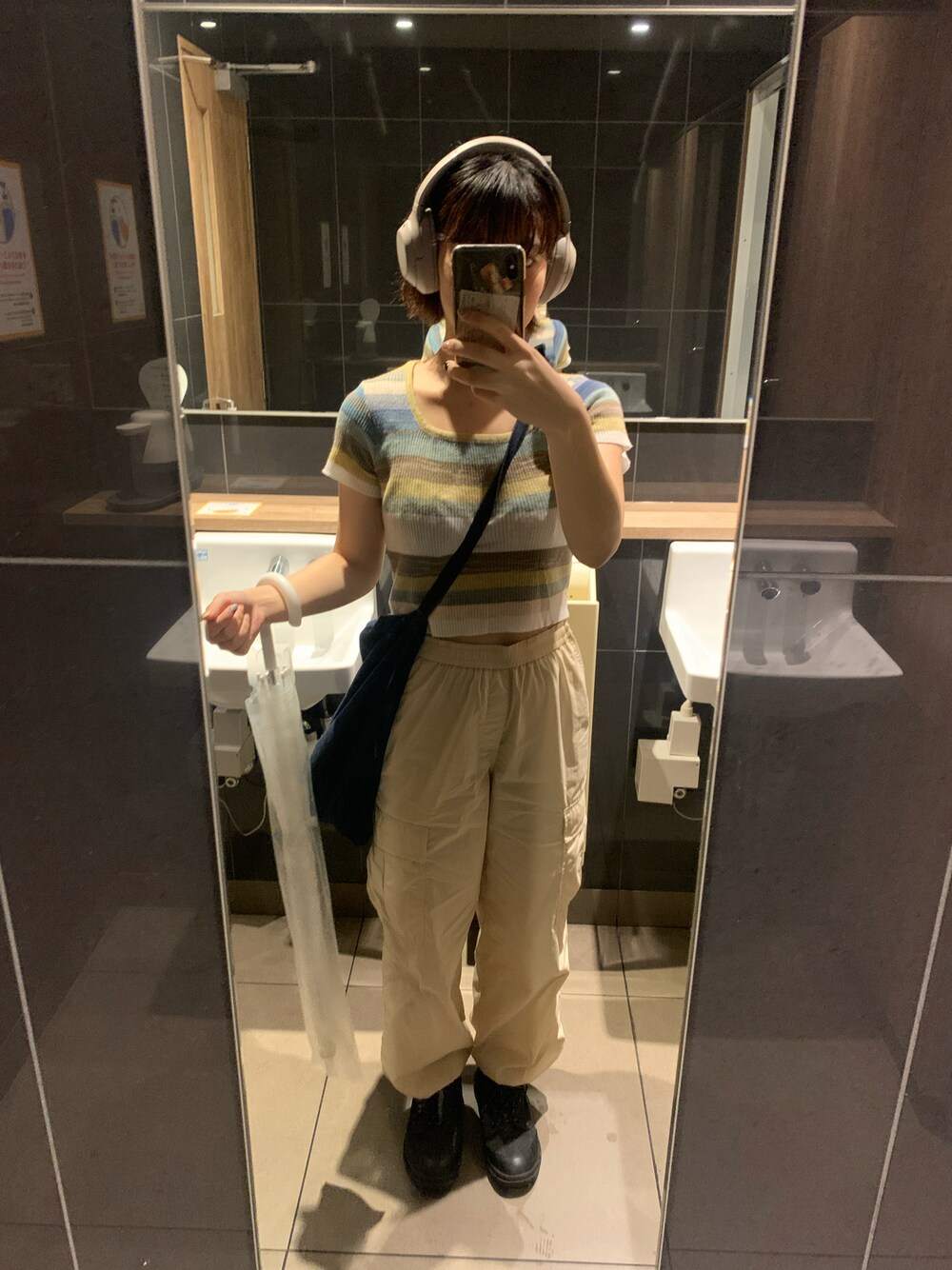 「カジュアル、雨の日コーデ、カーゴパンツ、サマーニット、ヘッドホン、デニムバッグ、おしゃれさんと繋がりたい、ootd」｜「UNIQLOのアイテム（カーゴパンツ、ホワイト系）」を使った、ミカンさん（レディース・157cm）の夏コーディネートの1枚目の写真