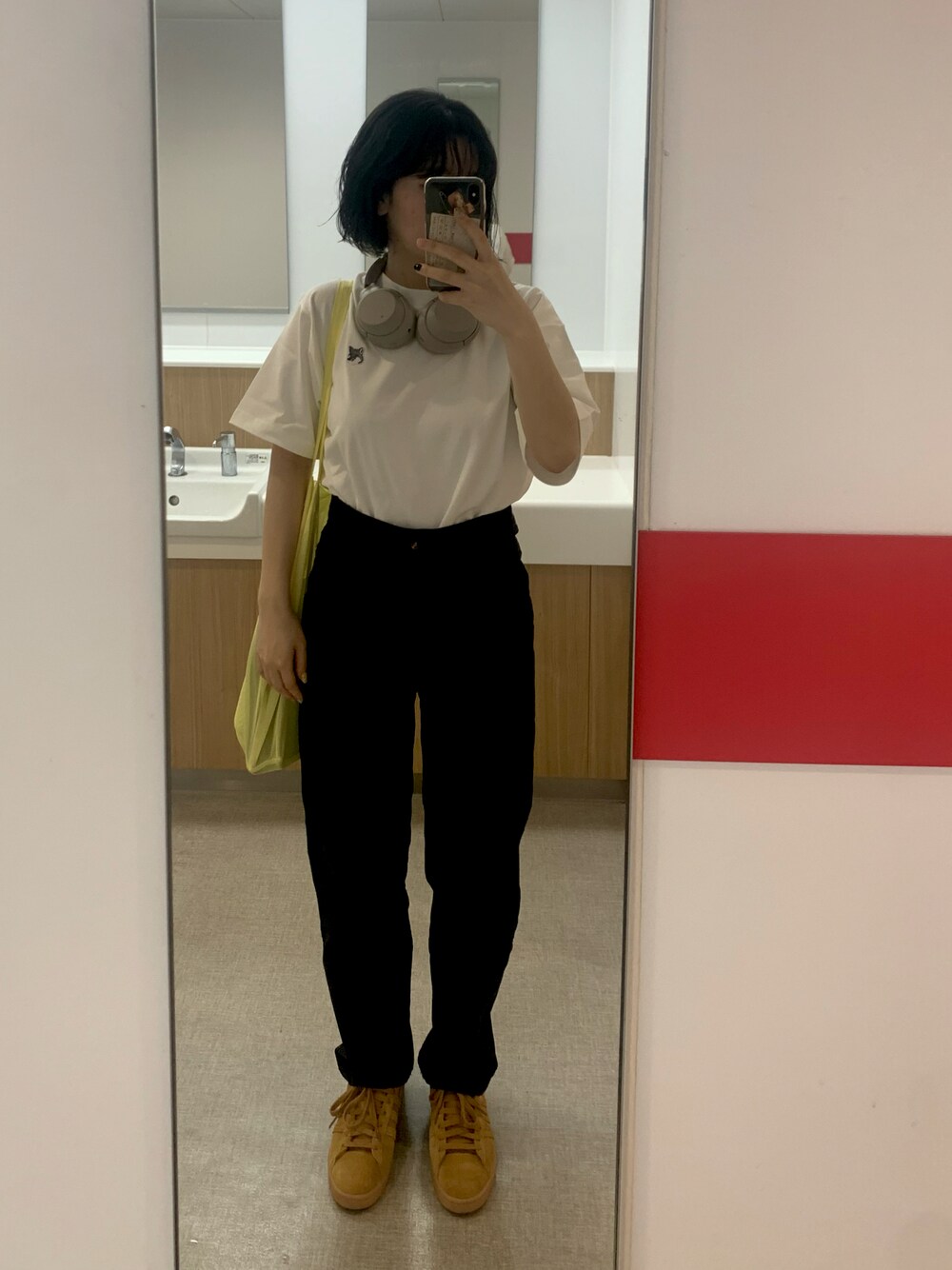 「休日コーデ、きれいめカジュアル、MAISON KITSUNE、シンプルコーデ、カジュアル、Tシャツ、大人カジュアル、スニーカー、campus 80's、adidas、Kastane、ootd、feepur、パーマ、おしゃれさんと繋がりたい」｜「adidasのキャンパス 80s / Campus 80s / アディダスオリジナルス adidas Originals（スニーカー、ブラウン系）」を使った、ミカンさん（レディース・157cm）の夏コーディネートの1枚目の写真