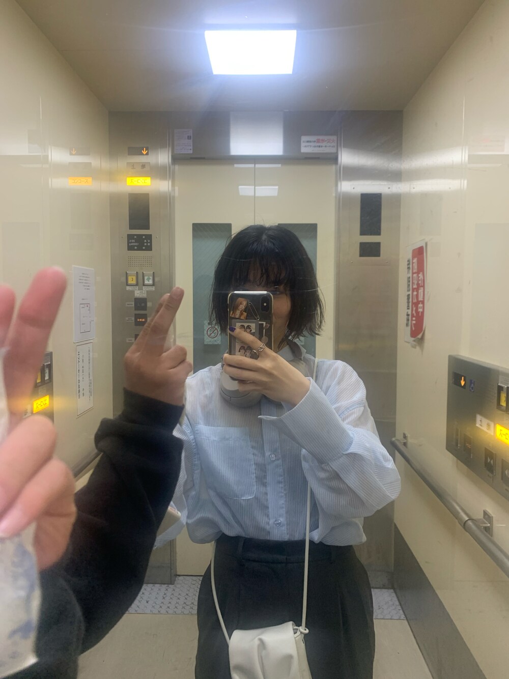 「オトナカジュアル、休日コーデ、カジュアル、オトナ女子、きれいめカジュアル、UNIQLO、capricieuxlemage、パーマ、雨の日コーデ」｜「no brandのアイテム（シャツ/ブラウス、ブルー系）」を使った、ミカンさん（レディース・157cm）の春コーディネートの1枚目の写真