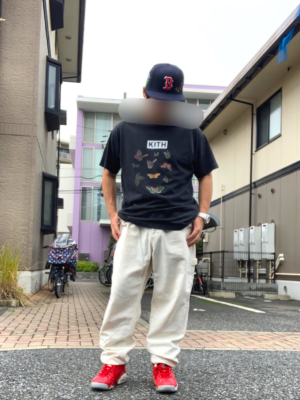ブラック系のTシャツ/カットソー、ホワイト系のその他パンツ、レッド系のスニーカーを着用したメンズの秋コーディネートの1枚目の写真
