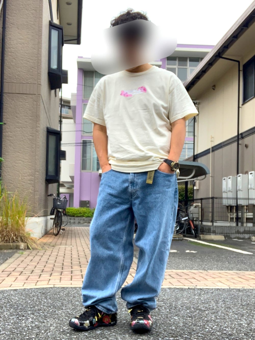 ホワイト系のTシャツ/カットソー、ブルー系のデニムパンツ、その他のスニーカーを着用したメンズの夏コーディネートの1枚目の写真