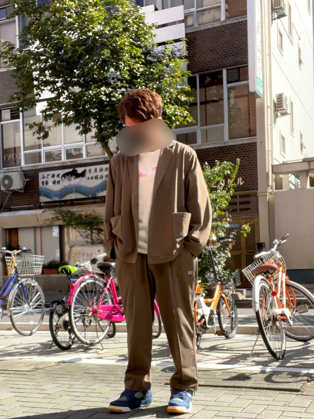 ブルー系のスニーカー、ブルー系のスニーカー、ホワイト系のTシャツ/カットソーを着用したメンズの秋コーディネートの1枚目の写真