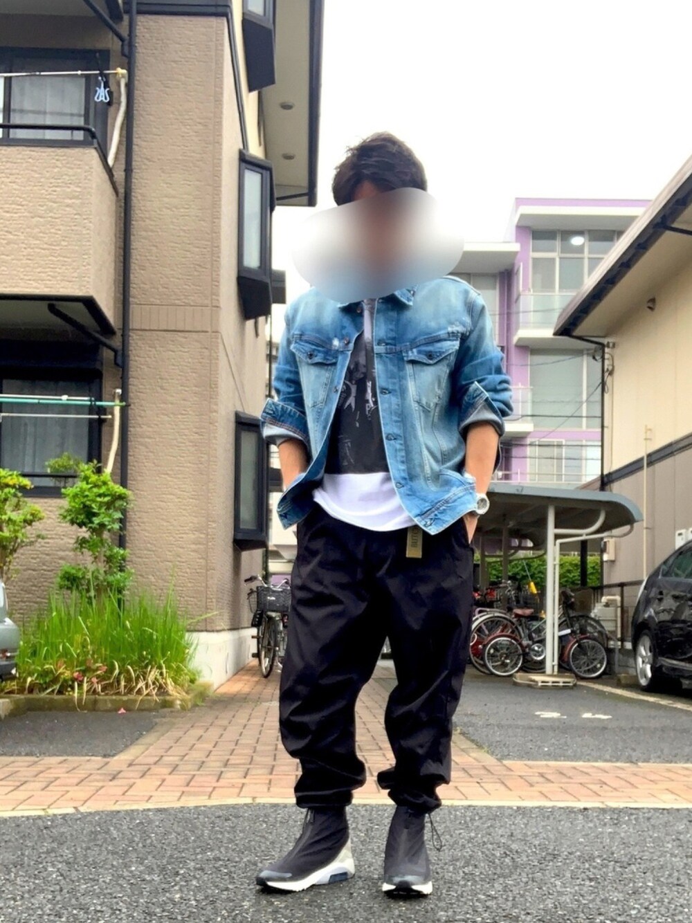 ブラック系のスニーカー、ブラック系のスニーカー、ブラック系のその他パンツを着用したメンズの夏コーディネートの1枚目の写真