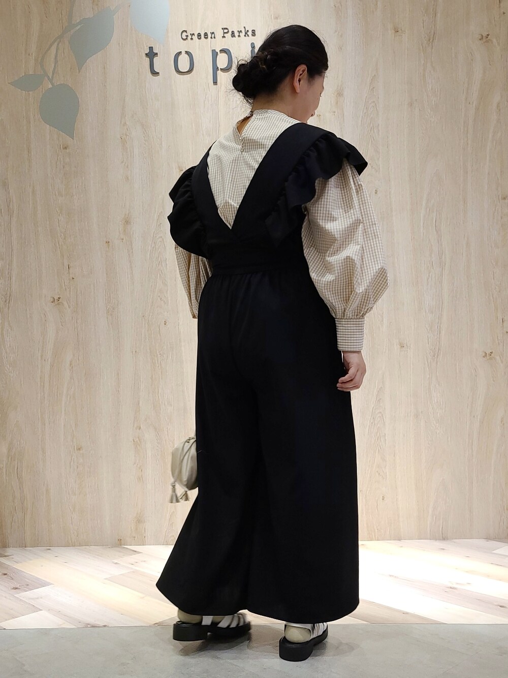 ベージュ系のショルダーバッグ、ホワイト系のサンダル、ベージュ系のシャツ/ブラウスを着用したレディースの春コーディネートの2枚目の写真