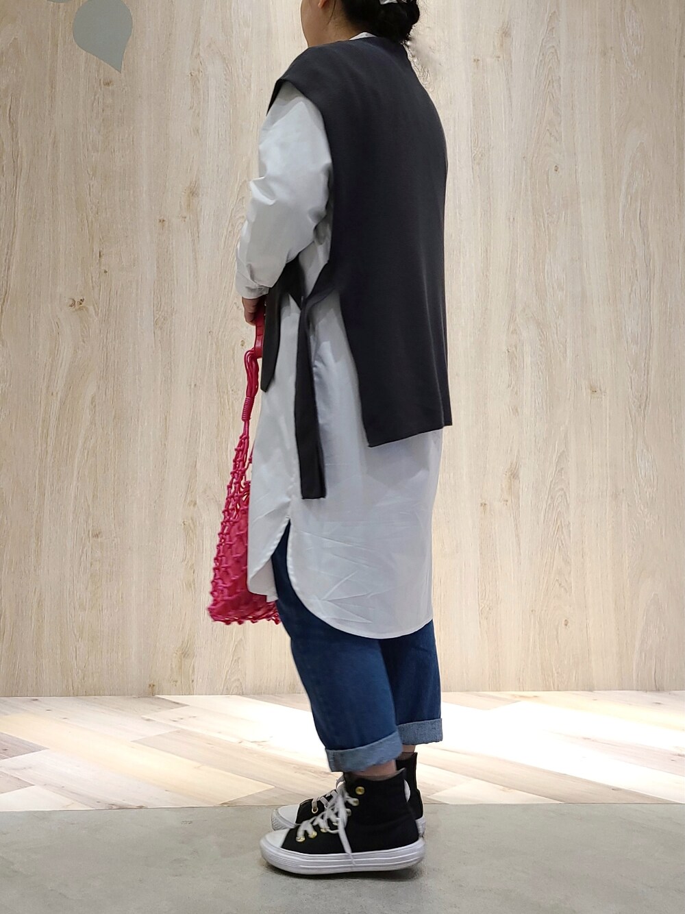 ピンク系のトートバッグ、ブルー系のその他パンツ、グレー系のワンピース/ドレスを着用したレディースの冬コーディネートの2枚目の写真