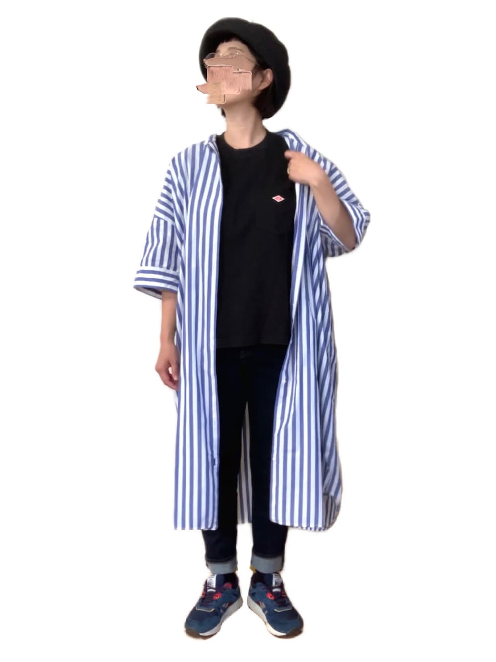 ブルー系のシャツワンピース、ブラック系のTシャツ/カットソー、グレー系のデニムパンツを着用したレディースの春コーディネートの1枚目の写真