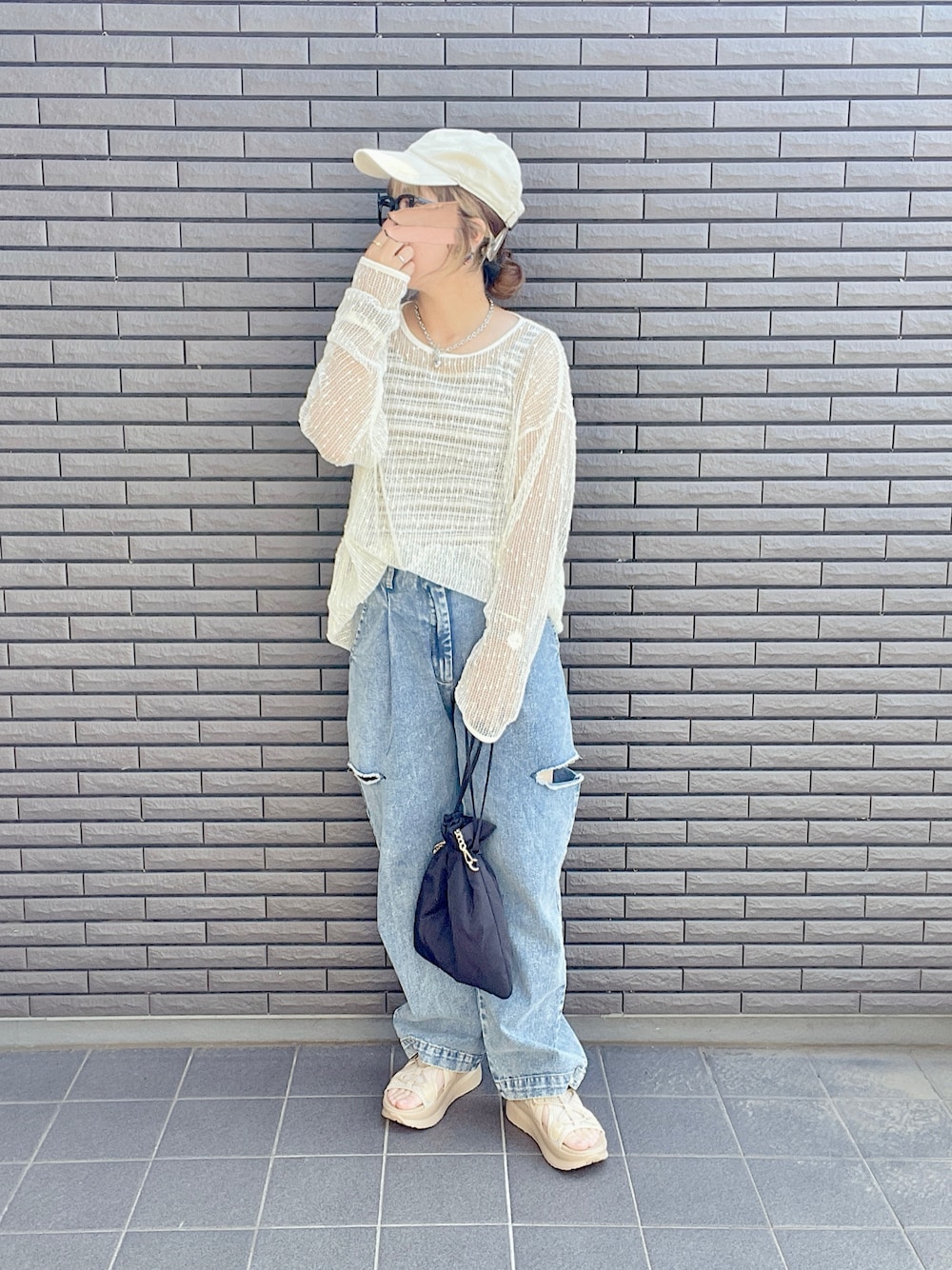 「シンプルコーデ、vivian、サンダル、デニムパンツ、あみあみトップス、しまむら、プチプラ、キャップ、カジュアル、休日スタイル、お出かけコーデ、大人コーデ、カジュアルスタイル、パンツスタイル、レイヤードスタイル」｜「VIVIANの厚底メッシュレースアップダッドスポーツサンダル（サンダル、ベージュ系）」を使った、nenekokoさん（レディース・163cm）の夏コーディネートの1枚目の写真