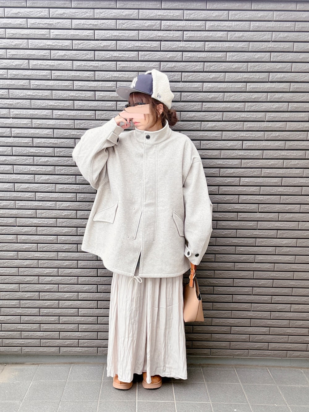 ブラウン系のショルダーバッグ、ホワイト系のモッズコート、ホワイト系のその他パンツを着用したレディースの秋コーディネートの1枚目の写真