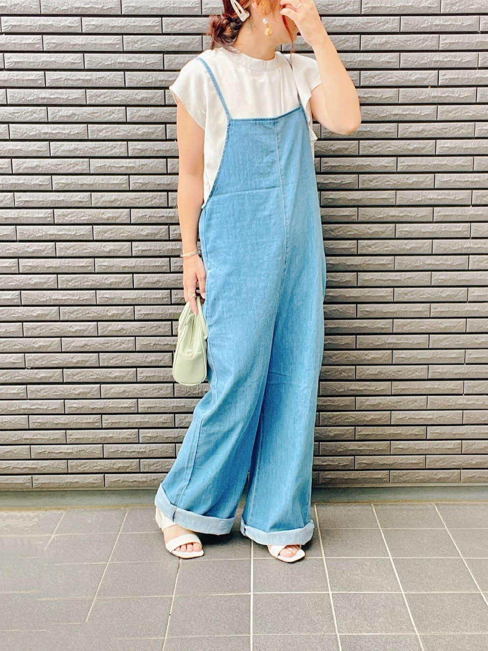 「Lee、leejapan、サロペット、オーバーオール、シンプルコーデ、clarks、夏コーデ、ミニバッグ、ブラウス、大人カジュアル、カジュアルコーデ、休日スタイル、ゆるコーデ、ラフコーデ、サンダル」｜「Leeのキャミソールサロペット（サロペット/オーバーオール、ブルー系）」を使った、nenekokoさん（レディース・163cm）の夏コーディネートの1枚目の写真