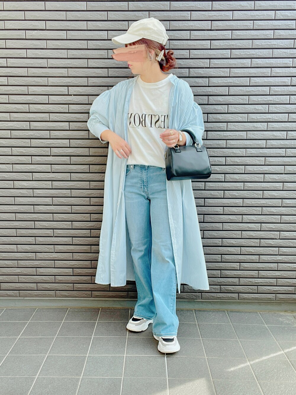 「エドウィン、EDWIN、edwinjapan、デニムパンツ、フレアパンツ、春コーデ、シャツワンピ、キャップ、ボストンバッグ、スニーカー、カジュアルコーデ、休日スタイル、公園スタイル、大人カジュアル、ロンT」｜「EDWINのessentials ストレッチフレアデニムパンツ（デニムパンツ、ブルー系）」を使った、nenekokoさん（レディース・163cm）の春コーディネートの1枚目の写真