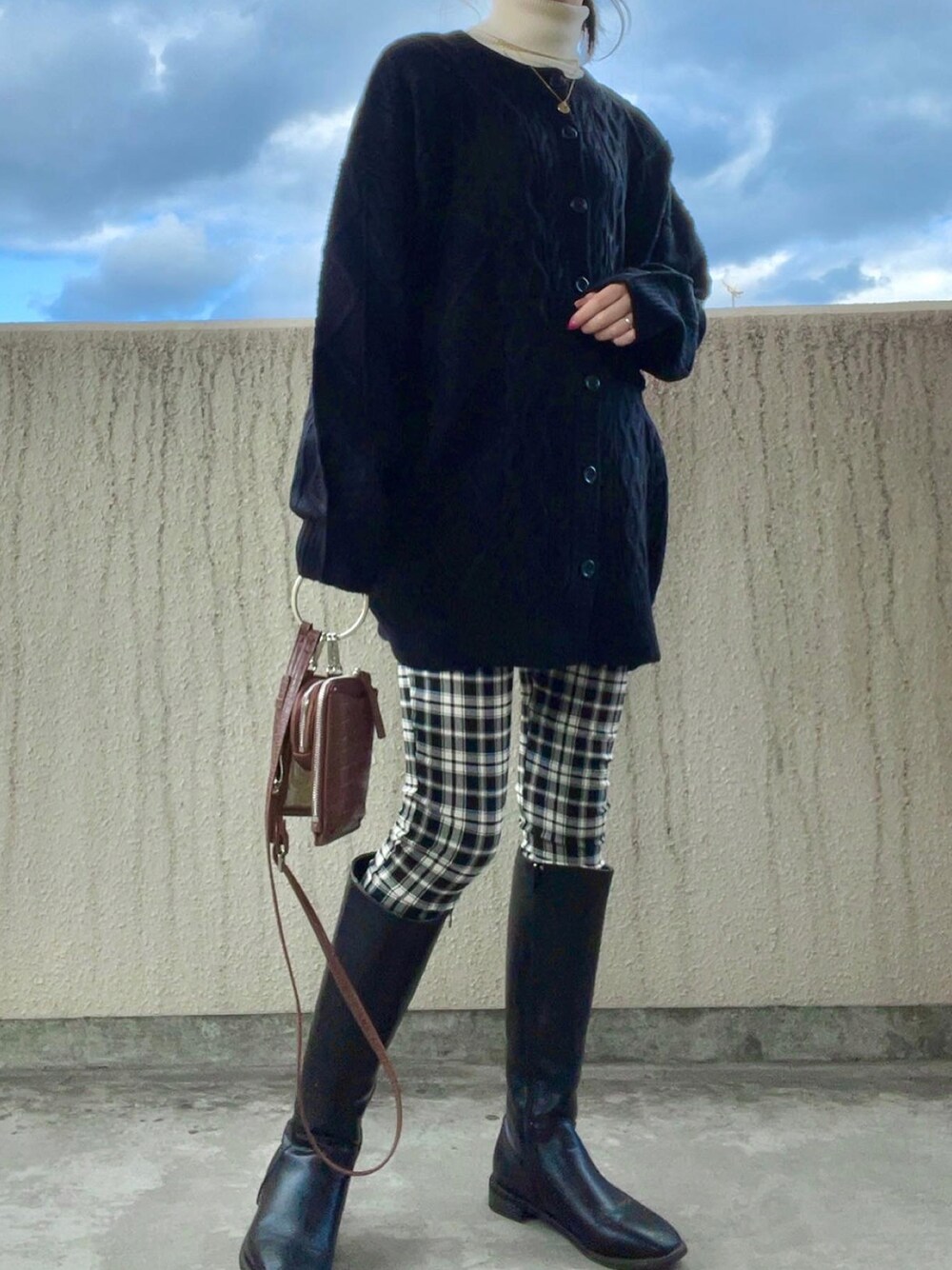 「冬コーデ、シンプル、オトナ女子、パンツスタイル、秋冬コーデ、カーディガン、タートルネック、ブーツ、ロングブーツ、チェックパンツ、チェック柄に恋してる、ケーブルニット、ケーブルカーディガン、ミニバッグ、モノトーン」｜「deux amourのケーブルカーディガン（カーディガン/ボレロ、ブラック系）」を使った、nene07092720さん（レディース・163cm）の冬コーディネートの1枚目の写真