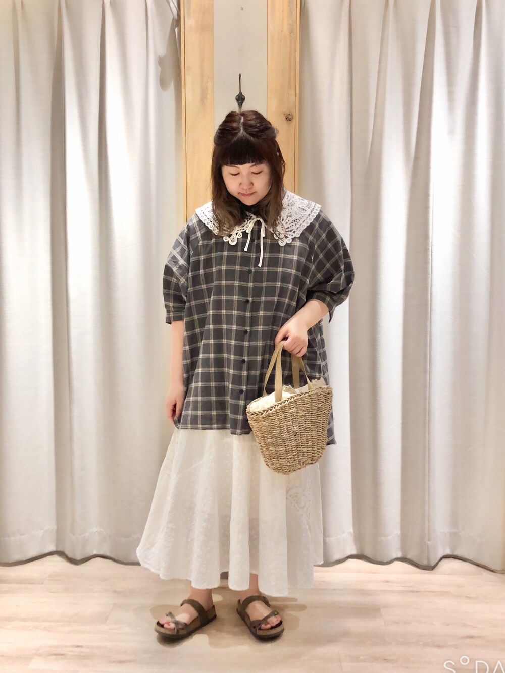 「サマンサ モスモス(Samansa Mos2)、SM2、Samansa Mos2、大人コーデ、ゆったりコーデ、つけ襟、パッチワーク、チェックシャツ、カジュアルガーリー」｜「Samansa Mos2のパッチワークレーススカート（スカート、ホワイト系）」を使った、たむら  はるかさん（レディース・164cm）の春コーディネートの1枚目の写真