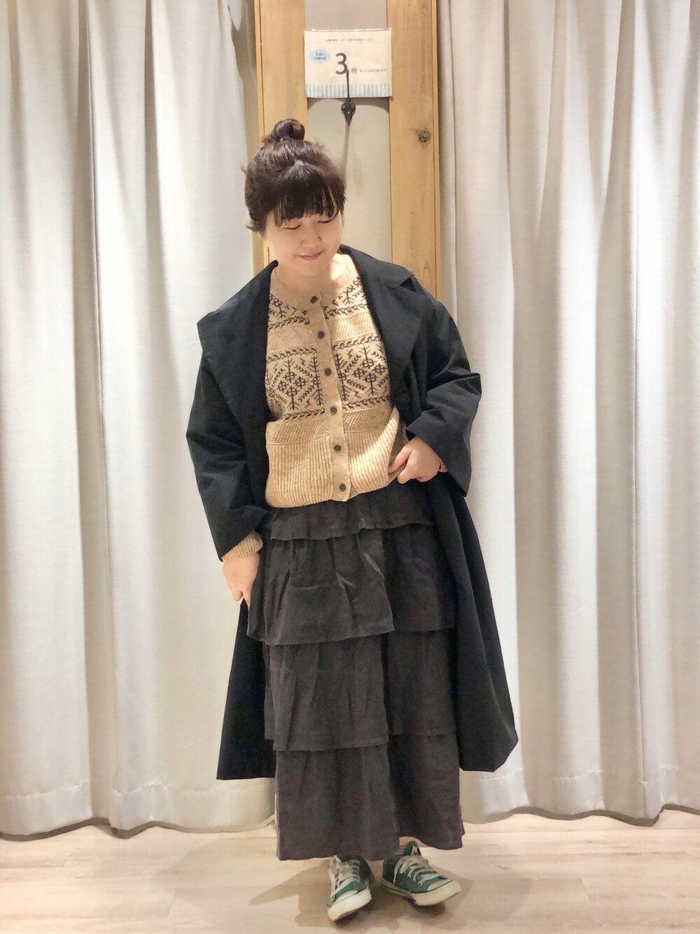 「TSUHARU by Samansa Mos2、秋先取りコーデ、秋のコーデ、ニット、オトナカワイイ、スカートコーデ、オレンジニット」｜「TSUHARU by Samansa Mos2の前後着透かしジャカードニットカーディガン（カーディガン/ボレロ、オレンジ系）」を使った、たむら  はるかさん（レディース・164cm）の夏コーディネートの1枚目の写真
