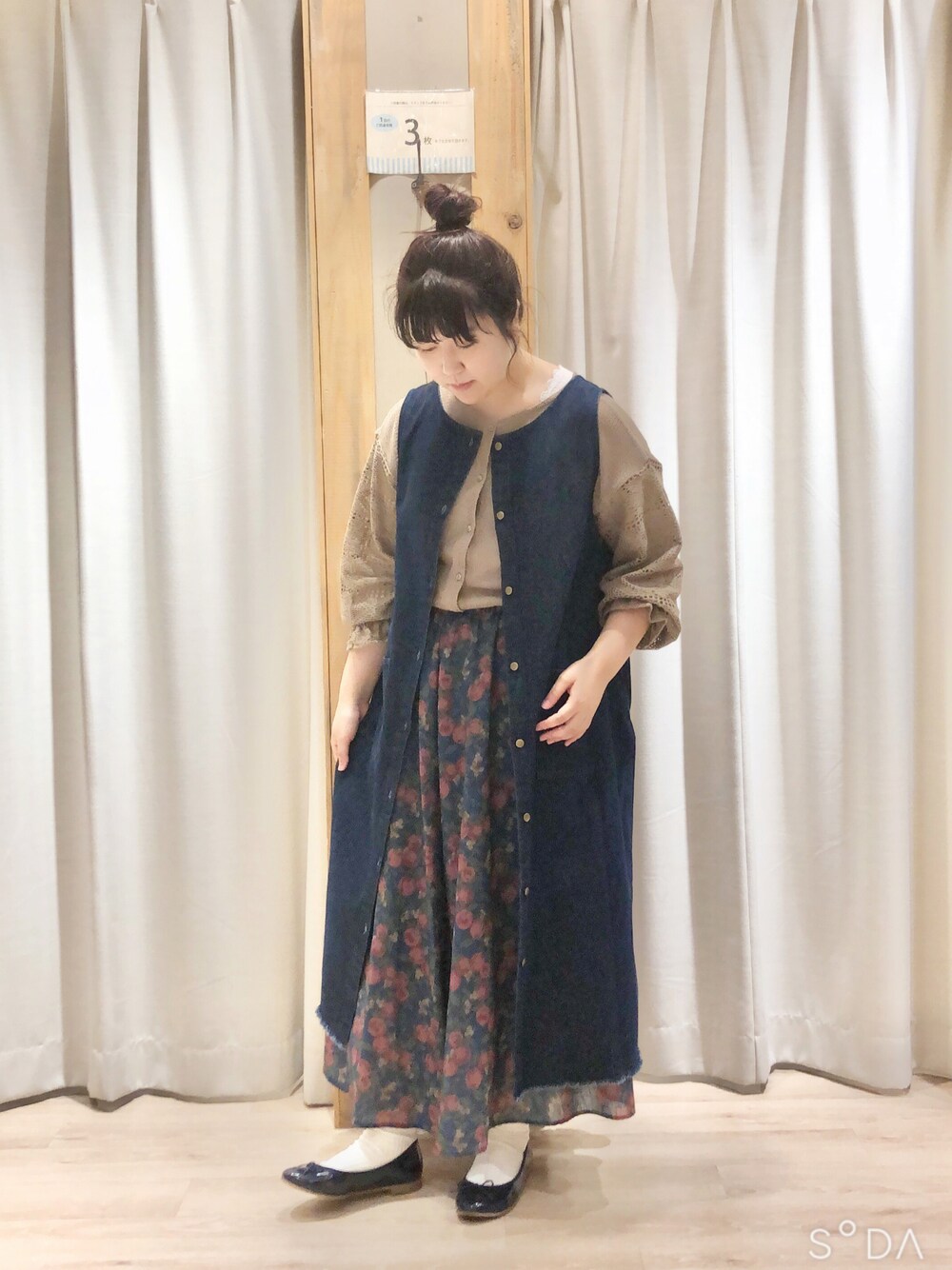 「サマンサ モスモス(Samansa Mos2)、SM2、オトナカジュアル、秋のコーデ、デニム、ベスト、カーディガン、柄スカート」｜「Samansa Mos2の前後着デニムジャンパースカート（ワンピース、ブルー系）」を使った、たむら  はるかさん（レディース・164cm）の夏コーディネートの1枚目の写真