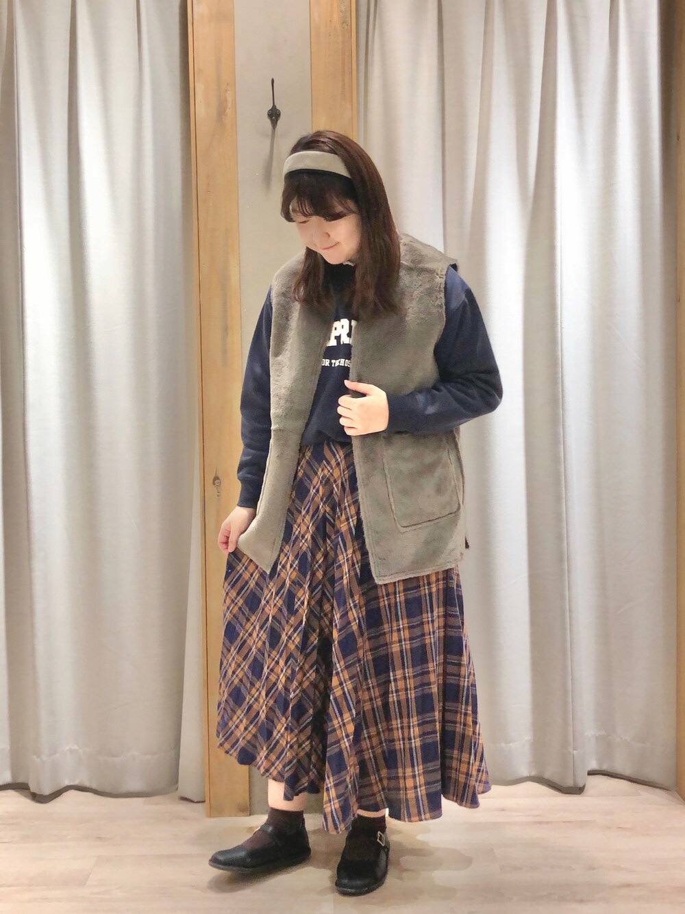 「サマンサ モスモス(Samansa Mos2)、Samansa Mos2、SM2、秋冬コーデ、着回しコーデ、スウェット、チェック、プリーツスカート、ムートン、ベスト」｜「Samansa Mos2のアイテム（トップス、ブルー系）」を使った、たむら  はるかさん（レディース・164cm）の秋コーディネートの1枚目の写真
