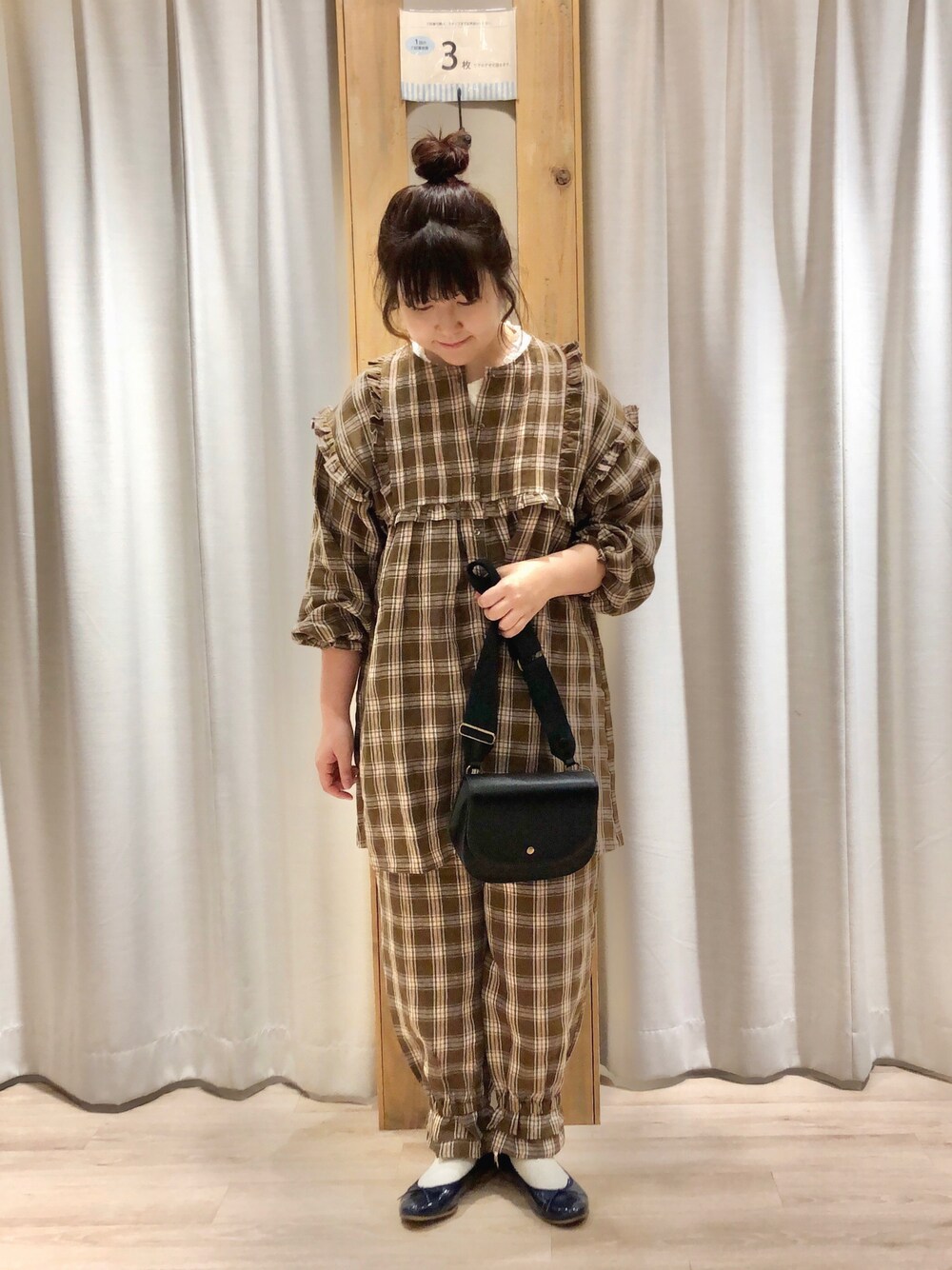 「秋のコーデ、サマンサ モスモス(Samansa Mos2)、Samansa Mos2、SM2、カジュアル、オトナカワイイ、セットアップ、チェック、裾絞りパンツ、リネン、パンツコーデ」｜「Samansa Mos2のワイドベルトショルダーバッグ（ハンドバッグ、ブラック系）」を使った、たむら  はるかさん（レディース・164cm）の秋コーディネートの1枚目の写真