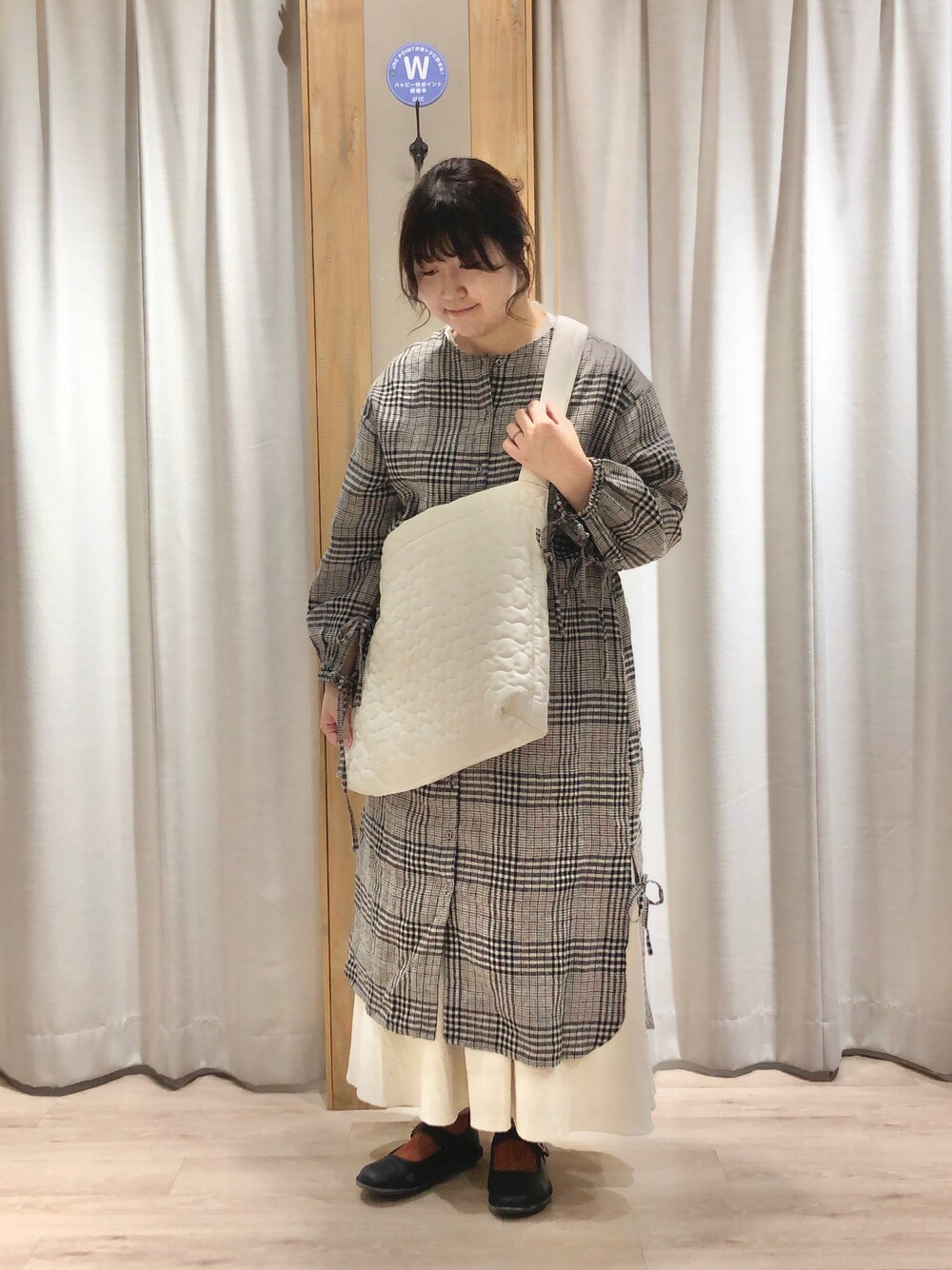 「サマンサ モスモス(Samansa Mos2)、Samansa Mos2、SM2、冬、大人かわいい、チエック、グレー、大人ガーリー、差し色」｜「Samansa Mos2の【WaterlessLinen】前後着スリーブリボンワンピ（ワンピース、ホワイト系）」を使った、たむら  はるかさん（レディース・164cm）の秋コーディネートの1枚目の写真