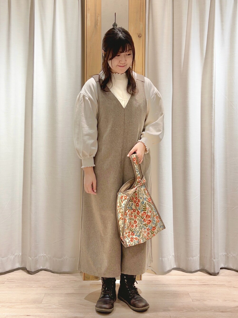「サマンサ モスモス(Samansa Mos2)、SM2、Samansa Mos2、大人カジュアル、ゆるコーデ、サロペット、スウェット、冬、ベージュ」｜「Samansa Mos2のゴブランマルシェバッグ（ハンドバッグ、ブラック系）」を使った、たむら  はるかさん（レディース・164cm）の冬コーディネートの1枚目の写真