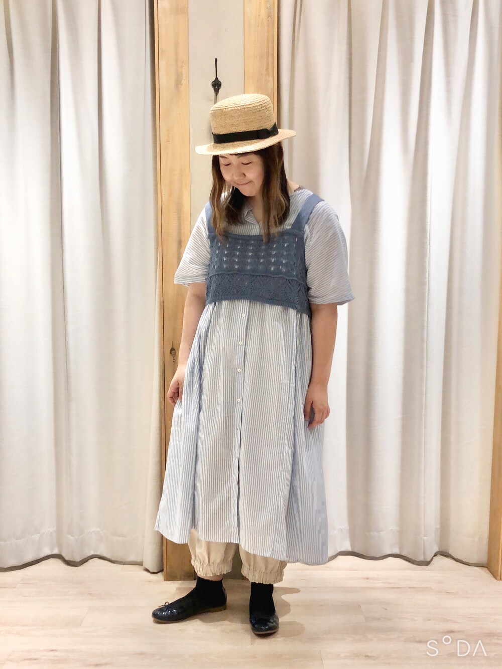 「サマンサ モスモス(Samansa Mos2)、Samansa Mos2、SM2、カジュアルコーデ、夏コーデ、ストライプ、ブルー、ビスチェ」｜「Samansa Mos2のラフィアカンカン帽（ハット、ブラック系）」を使った、たむら  はるかさん（レディース・164cm）の夏コーディネートの1枚目の写真