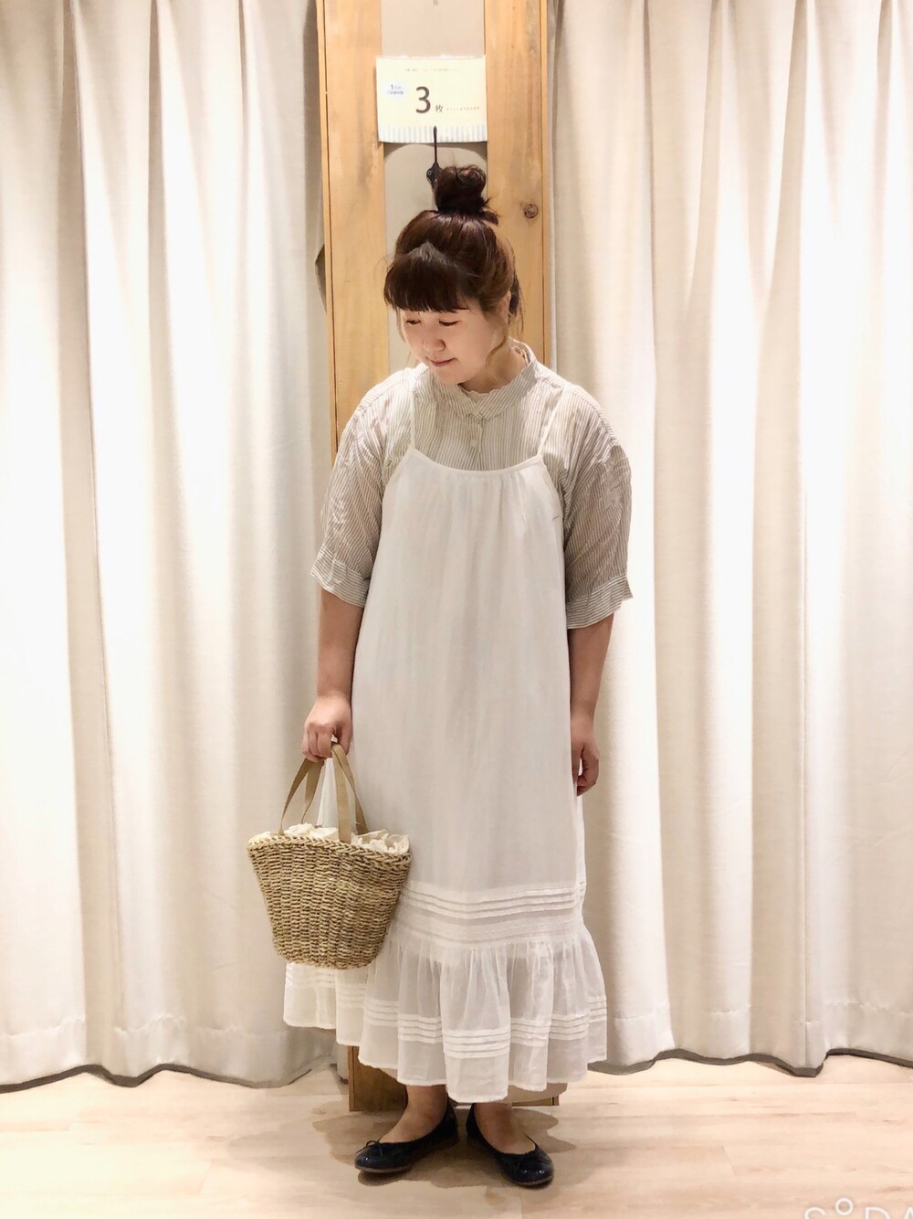 「サマンサ モスモス(Samansa Mos2)、Samansa Mos2、SM2、夏、シンプルコーデ、キャミワンピ、メッシュ、かごバッグ、ストライプシャツ、ベージュ」｜「Samansa Mos2のアイテム（シャツ/ブラウス、ベージュ系）」を使った、たむら  はるかさん（レディース・164cm）の夏コーディネートの1枚目の写真