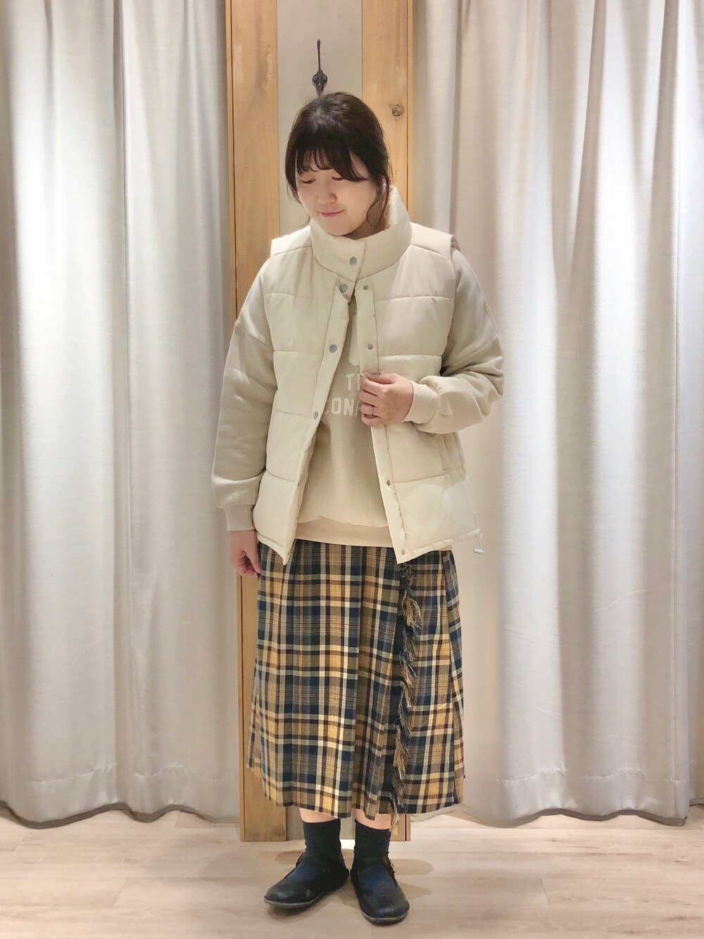 「サマンサ モスモス(Samansa Mos2)、Samansa Mos2、SM2、秋冬コーデ、冬コーデ、ダウンベスト、大人カジュアル、フリンジ、チェックスカート、トレーナー、ラクチンコーデ、ゆるコーデ」｜「Samansa Mos2の飛び裏毛ロゴプリントゆるスウェット（Tシャツ/カットソー、ベージュ系）」を使った、たむら  はるかさん（レディース・164cm）の冬コーディネートの1枚目の写真