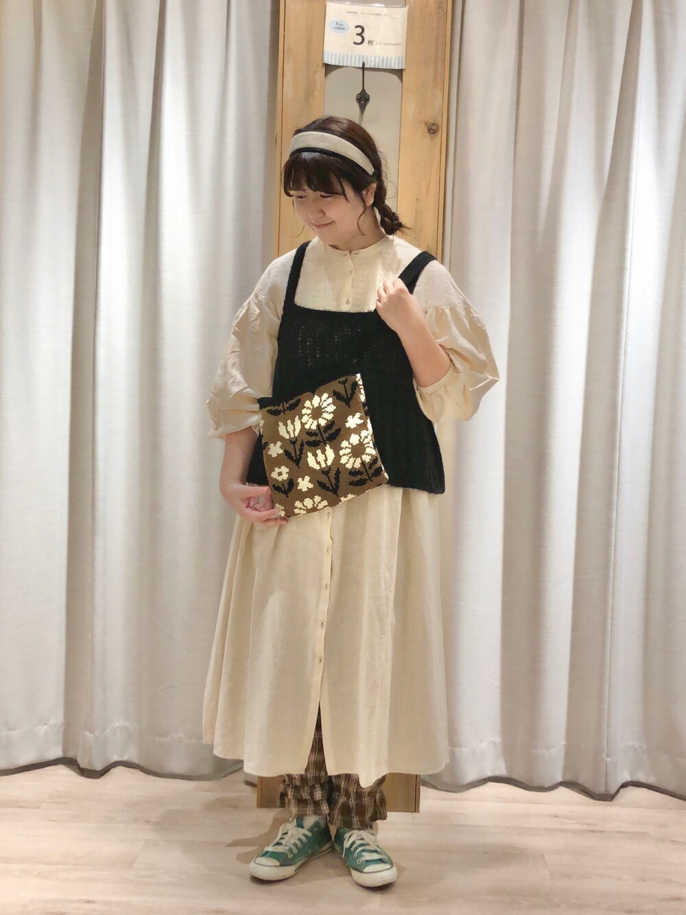 「サマンサ モスモス(Samansa Mos2)、Samansa Mos2、SM2、秋のコーデ、オトナカジュアル、ゆるコーデ、ニットベスト、花柄、チェック、ワンピース」｜「Samansa Mos2のリネン裾フリルギャザーパンツ（その他パンツ、グリーン系）」を使った、たむら  はるかさん（レディース・164cm）の秋コーディネートの1枚目の写真