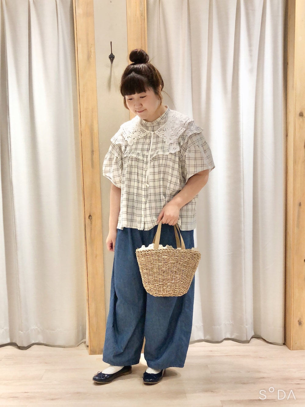 「サマンサ モスモス(Samansa Mos2)、Samansa Mos2、SM2、パンツスタイル、チェック、フリルトップス、デニム、つけ襟、カジュアルコーデ、夏」｜「Samansa Mos2のケミカルレース付け襟（ストール/ショール、ホワイト系）」を使った、たむら  はるかさん（レディース・164cm）の夏コーディネートの1枚目の写真