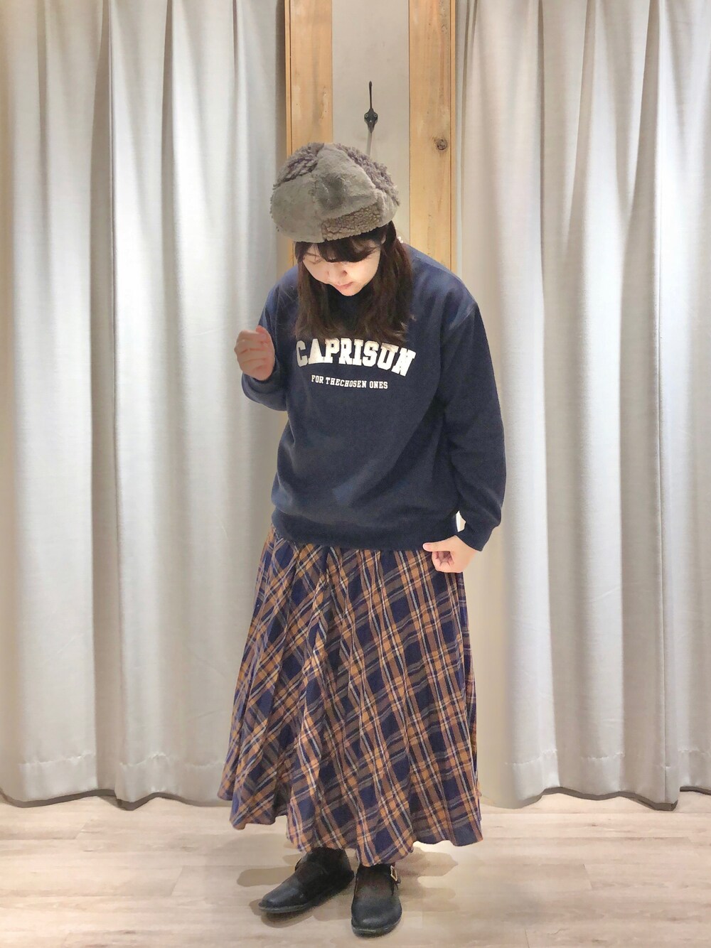 「秋冬コーデ、サマンサ モスモス(Samansa Mos2)、Samansa Mos2、SM2、シンプルスタイル、大人カジュアル、スウェット、チエック、プリーツスカート、ベレー帽、パッチワーク」｜「Samansa Mos2のボアパッチワークベレー（ハンチング/ベレー帽、ブラウン系）」を使った、たむら  はるかさん（レディース・164cm）の秋コーディネートの1枚目の写真