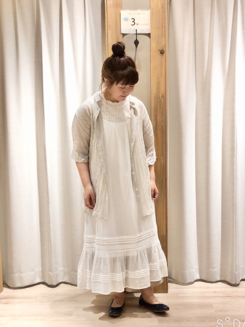 「サマンサ モスモス(Samansa Mos2)、SM2、Samansa Mos2、夏、キャミワンピ、メッシュ、ストライプシャツ、チュール、シアーシャツ、ベージュ」｜「Samansa Mos2のチュールレースノースリーブ（タンクトップ、ホワイト系）」を使った、たむら  はるかさん（レディース・164cm）の夏コーディネートの1枚目の写真