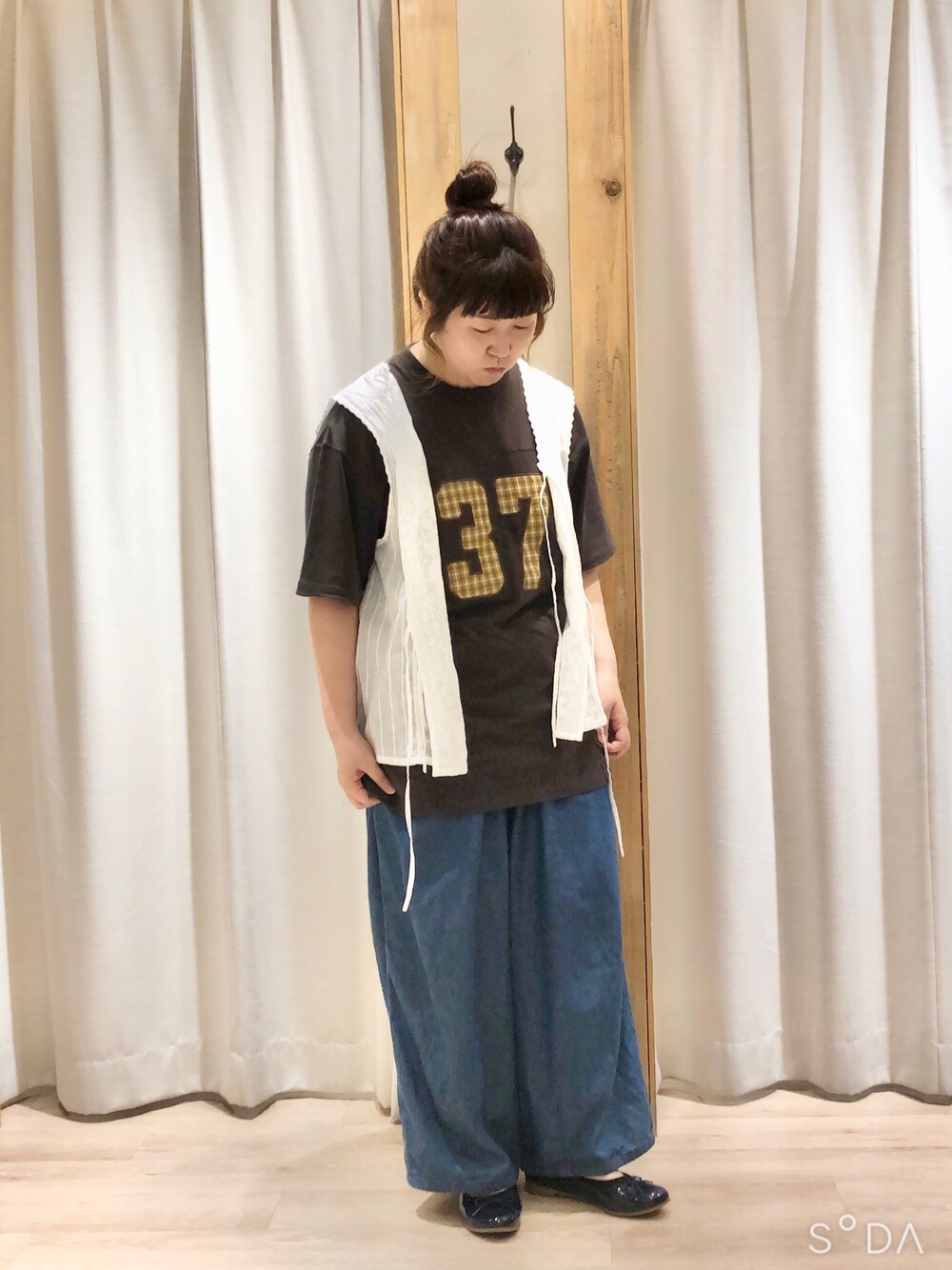 「サマンサ モスモス(Samansa Mos2)、Samansa Mos2、SM2、初夏コーデ、ラフ、ロゴT、デニム、レース」｜「Samansa Mos2のロゴアップリケTシャツ（Tシャツ/カットソー、グレー系）」を使った、たむら  はるかさん（レディース・164cm）の夏コーディネートの1枚目の写真