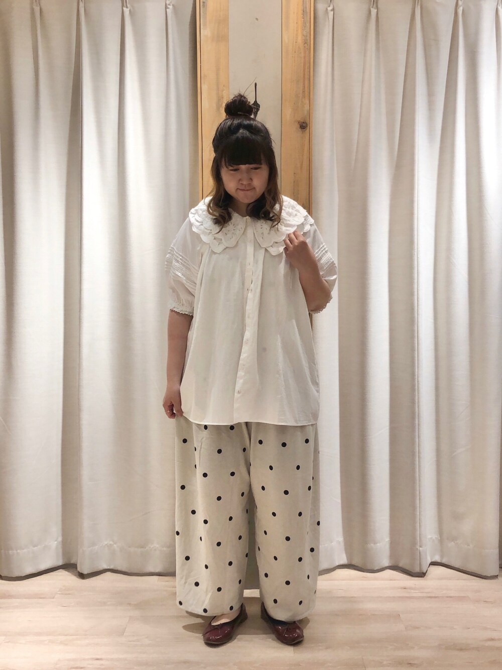 「初夏コーデ、パンツスタイル、Samansa Mos2、SM2、サマンサ モスモス(Samansa Mos2)、サロペット、フリル、TSUHARU by Samansa Mos2、ホワイトコーデ」｜「TSUHARU by Samansa Mos2のアイテム（トップス、ホワイト系）」を使った、たむら  はるかさん（レディース・164cm）の春コーディネートの1枚目の写真