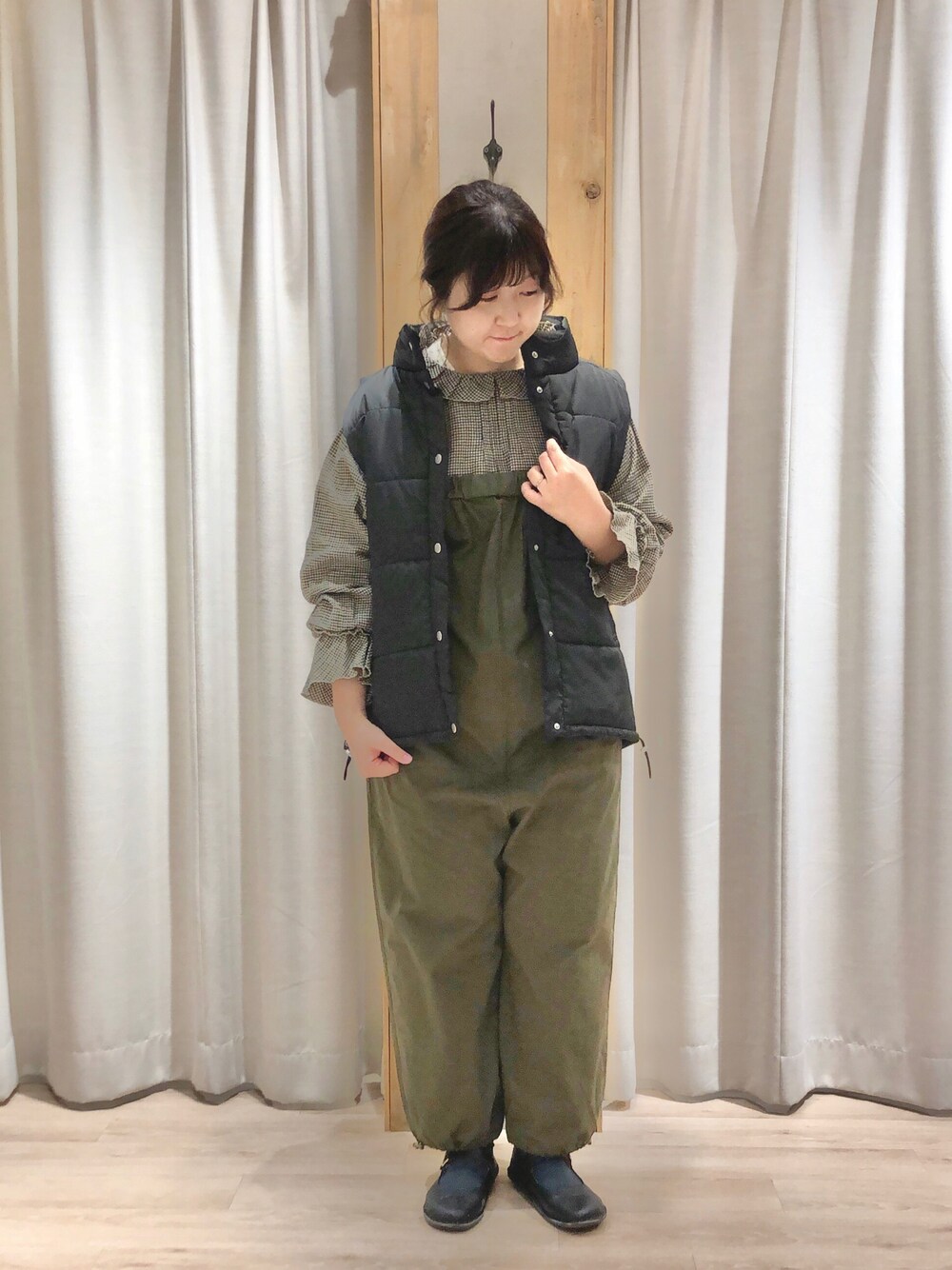 「サマンサ モスモス(Samansa Mos2)、Samansa Mos2、SM2、大人可愛い、ベスト、サロペット、フリル、冬」｜「Samansa Mos2の中綿スタンドネックベスト（ベスト、ブラック系）」を使った、たむら  はるかさん（レディース・164cm）の秋コーディネートの1枚目の写真