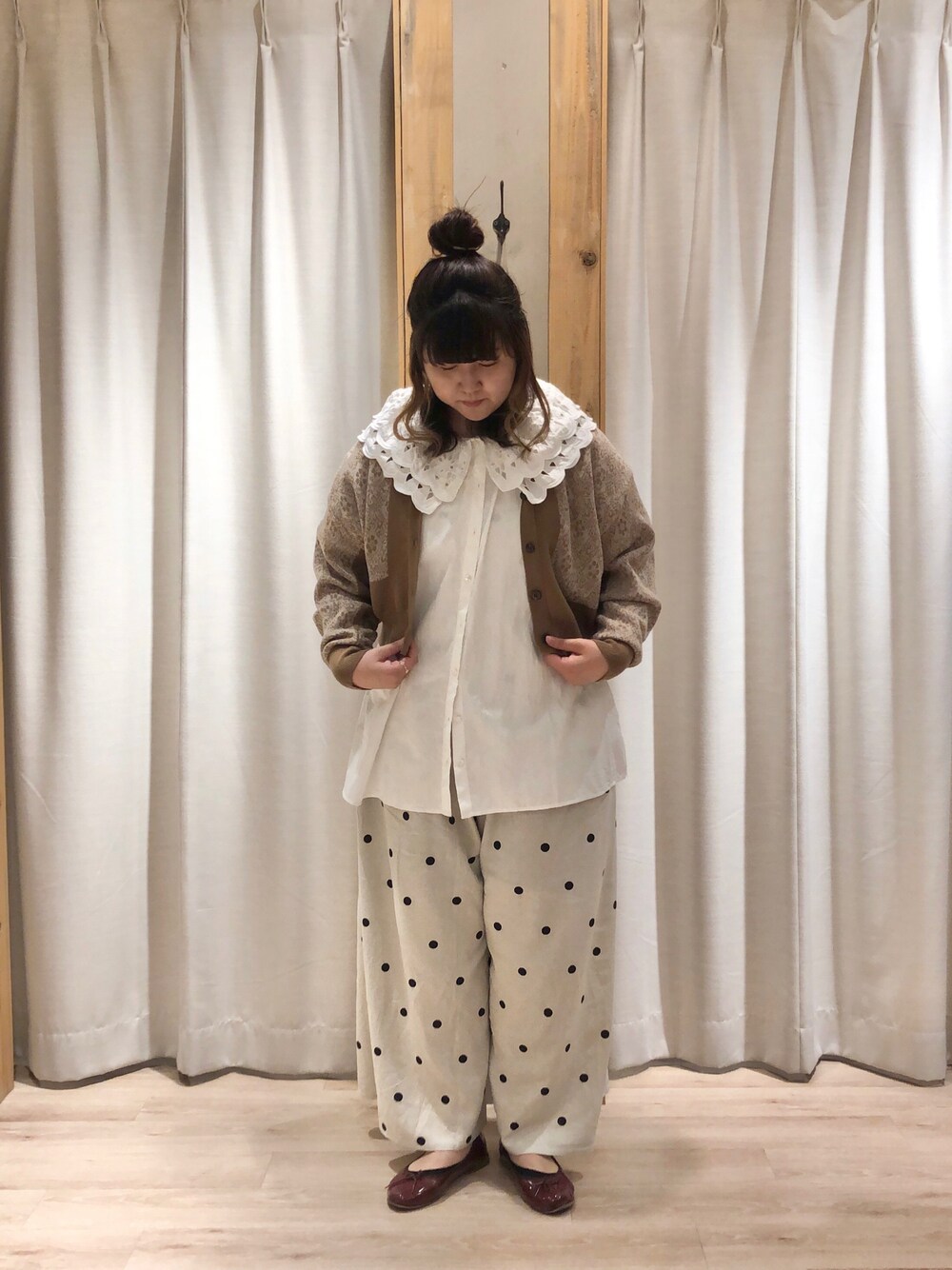 「ゆったりコーデ、サマンサ モスモス(Samansa Mos2)、Samansa Mos2、SM2、ホワイト、ドット、フリル、TSUHARU by Samansa Mos2」｜「TSUHARU by Samansa Mos2のアイテム（トップス、ホワイト系）」を使った、たむら  はるかさん（レディース・164cm）の春コーディネートの1枚目の写真