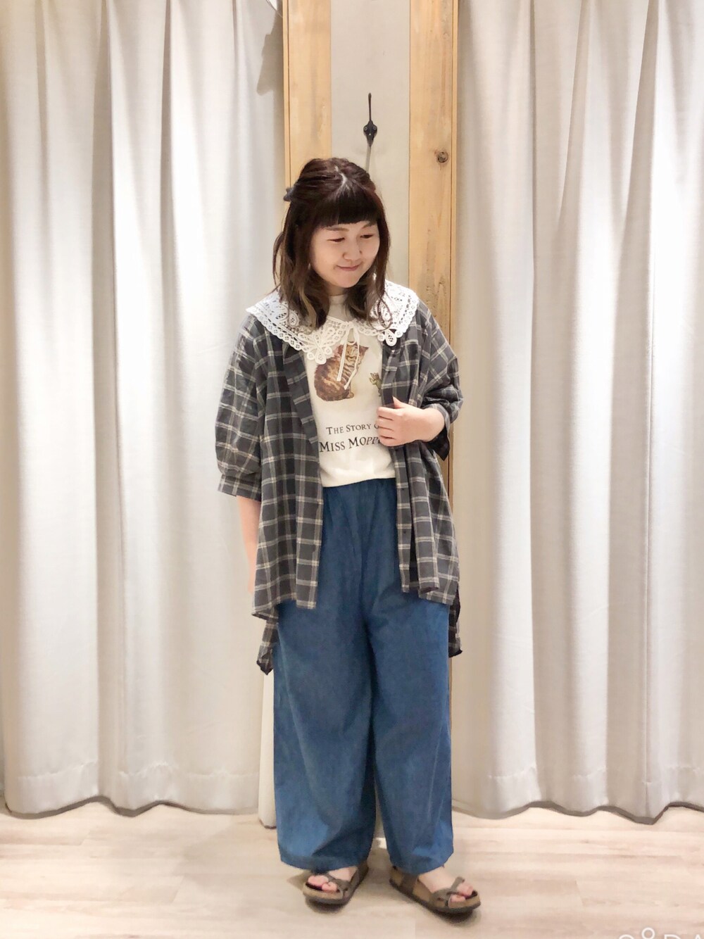 「Samansa Mos2、SM2、サマンサ モスモス(Samansa Mos2)、夏コーデ、Tシャツ、デニム、つけ襟、ラクチンコーデ、着回しコーデ」｜「Samansa Mos2の【PETER RABBIT×SamansaMos2】猫Tシャツ（Tシャツ/カットソー、ベージュ系）」を使った、たむら  はるかさん（レディース・164cm）の春コーディネートの1枚目の写真