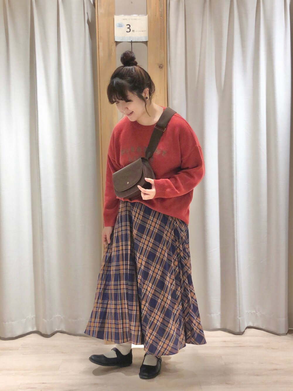 「サマンサ モスモス(Samansa Mos2)、Samansa Mos2、SM2、秋コーデ、チェックスカート、赤ニット、ニット、プリーツスカート、カジュアルコーデ」｜「Samansa Mos2の【帯電防止】ひらひらチェックプリーツスカート（スカート、ブルー系）」を使った、たむら  はるかさん（レディース・164cm）の秋コーディネートの1枚目の写真