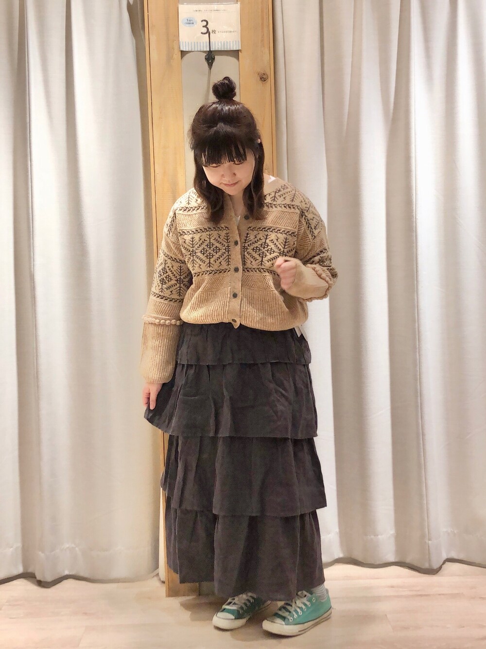 「TSUHARU by Samansa Mos2、秋先取りコーデ、秋のコーデ、ニット、オレンジ、リネン、大人カジュアル、オトナカワイイ、スカートコーデ」｜「TSUHARU by Samansa Mos2の製品染めフリルティアードスカート（スカート、グレー系）」を使った、たむら  はるかさん（レディース・164cm）の夏コーディネートの1枚目の写真