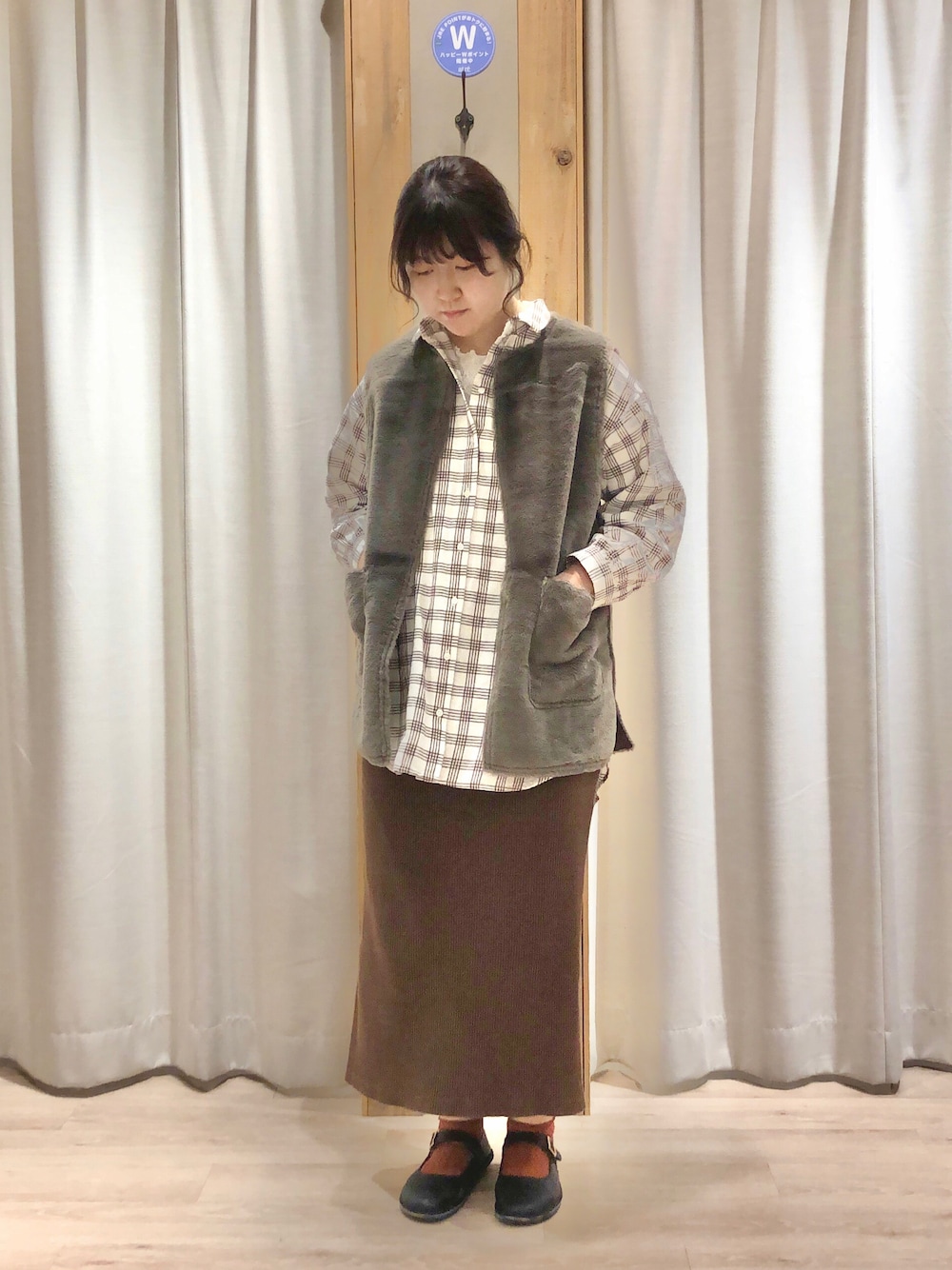 「サマンサ モスモス(Samansa Mos2)、SM2、Samansa Mos2、冬、カジュアルコーデ、冬アウター、冬コーデ、大人かわいい、リブスカート、フェイクファー、ファーベスト」｜「Samansa Mos2のフェイクムートンリバーシブルベスト（ベスト、グレー系）」を使った、たむら  はるかさん（レディース・164cm）の秋コーディネートの1枚目の写真