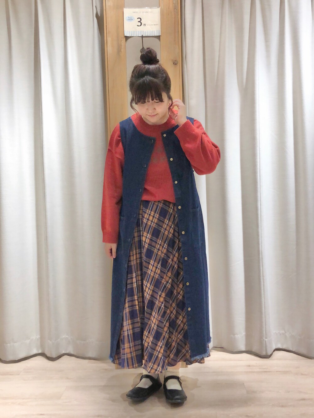 「サマンサ モスモス(Samansa Mos2)、Samansa Mos2、SM2、カジュアルコーデ、デニム、赤ニット、チェック、プリーツスカート、秋コーデ、ベスト」｜「Samansa Mos2のロゴアソートチェーン刺繍ニット（ニット/セーター、レッド系）」を使った、たむら  はるかさん（レディース・164cm）の秋コーディネートの1枚目の写真