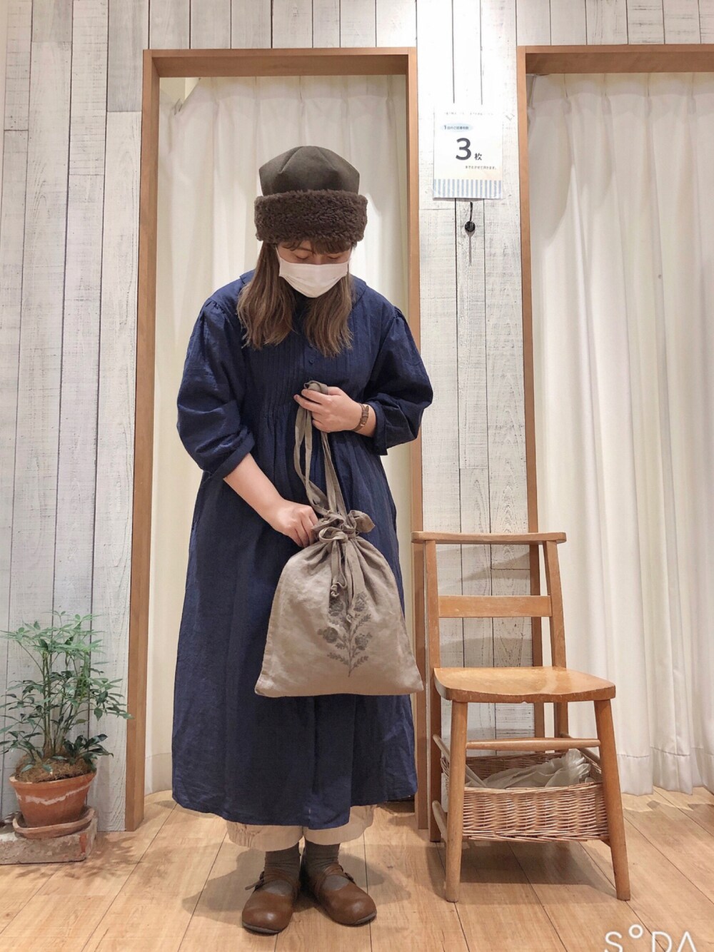 「ワンピース、ブルー、秋のコーデ、SM2、コーデュロイパンツ、大人コーデ、サマンサ モスモス(Samansa Mos2)、今日のコーデ、Samansa Mos2、35周年」｜「Samansa Mos2の35th【Slowlinen】刺繍巾着トートバッグ（トートバッグ、ベージュ系）」を使った、たむら  はるかさん（レディース・164cm）の秋コーディネートの1枚目の写真