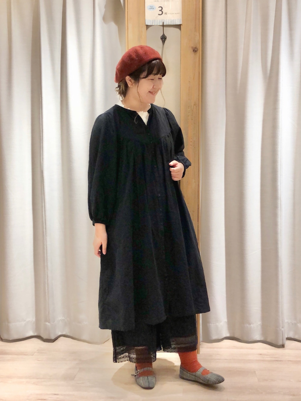 「サマンサ モスモス(Samansa Mos2)、Samansa Mos2、SM2、総刺繍、ワンピース、ブラック、ペチパンツ、ベレー帽、オレンジ」｜「Samansa Mos2のフラワー柄総刺繍ワンピース（ワンピース、ブラック系）」を使った、たむら  はるかさん（レディース・164cm）の夏コーディネートの1枚目の写真